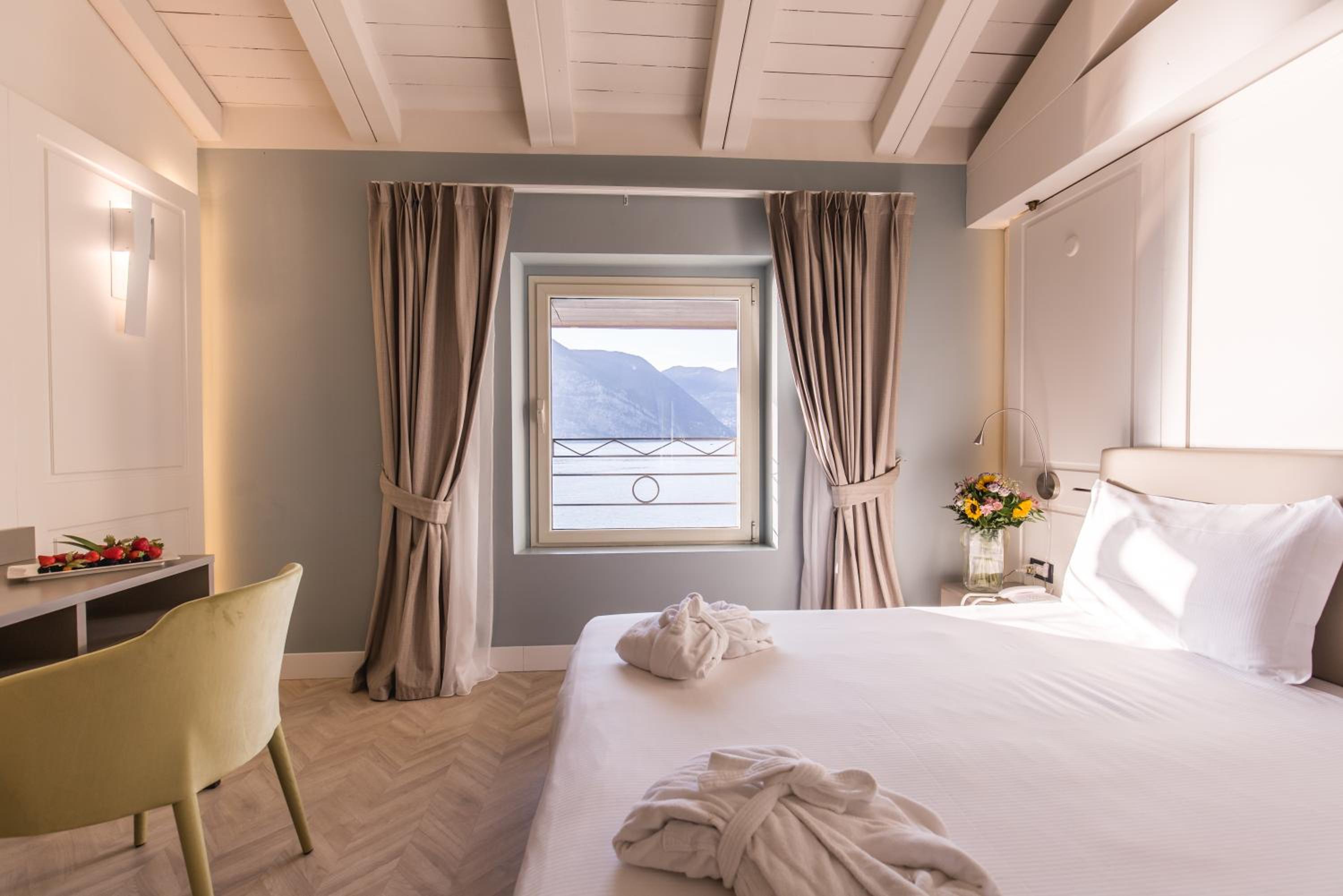 Deluxe Double or Twin Room with Lake View photo 3