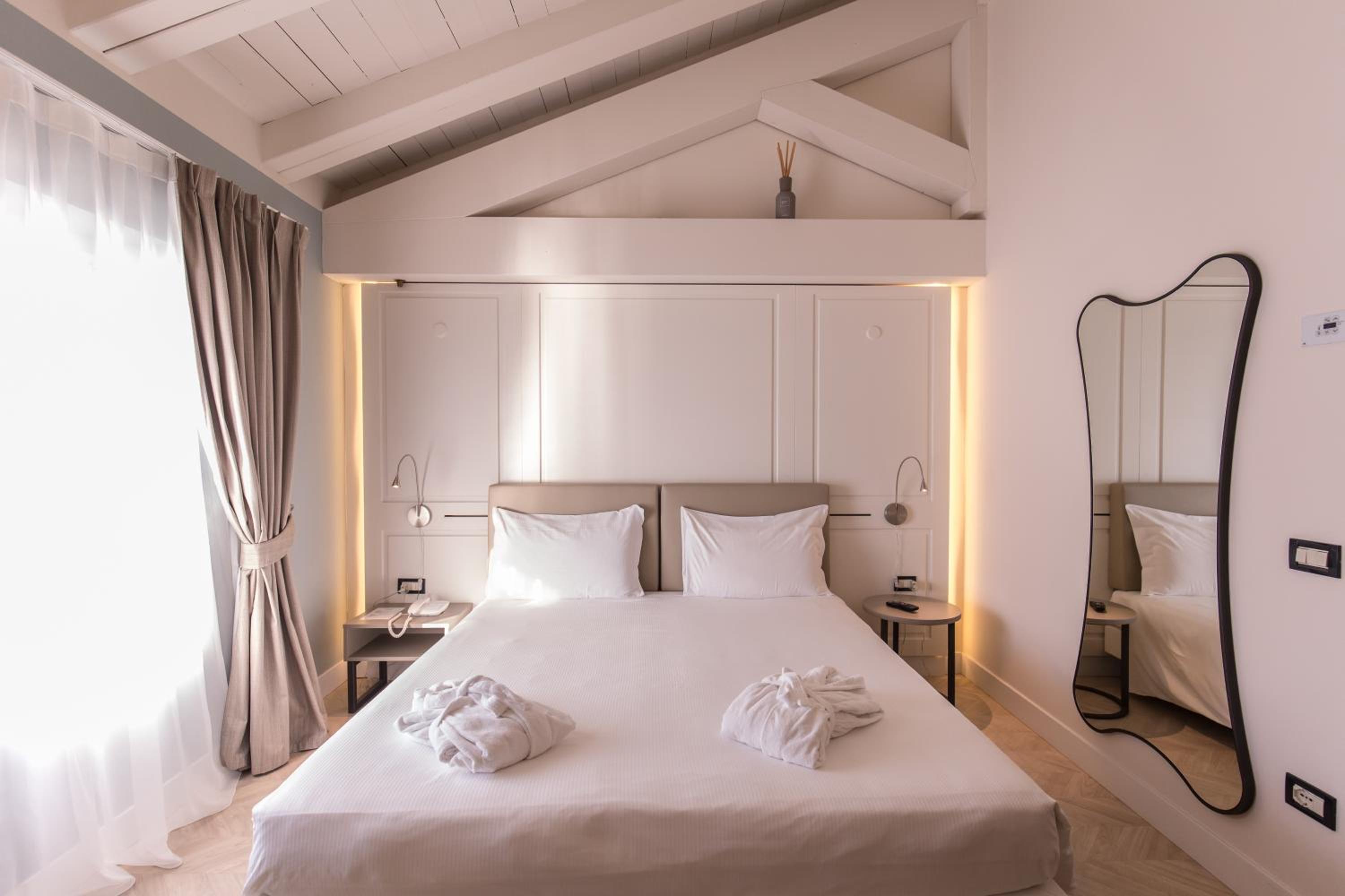 Deluxe Double or Twin Room with Lake View photo 2