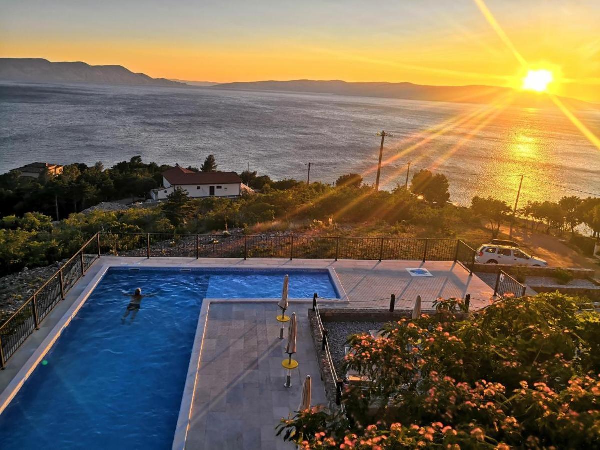 Apartment with Pool View 