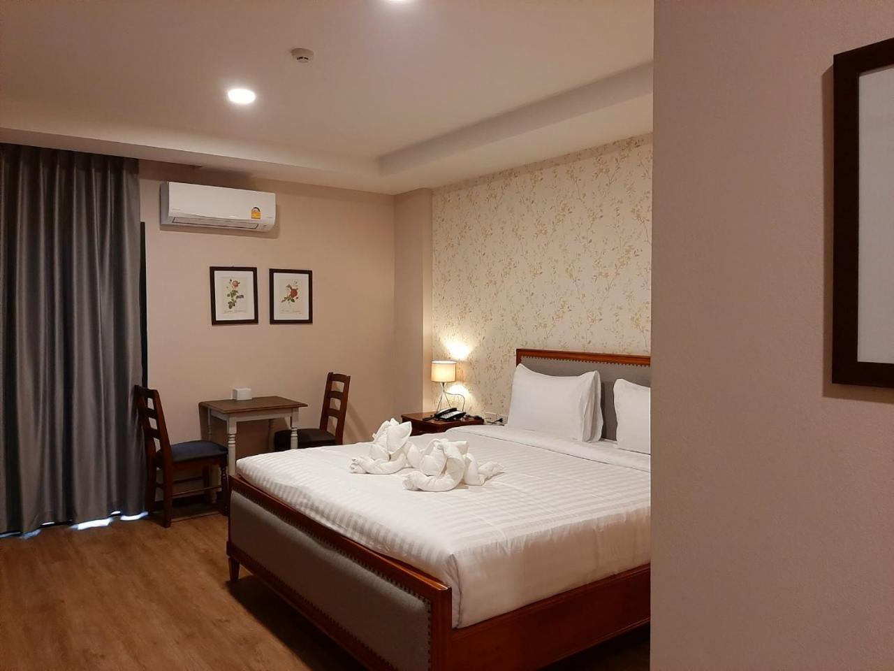 Deluxe King Room photo 2