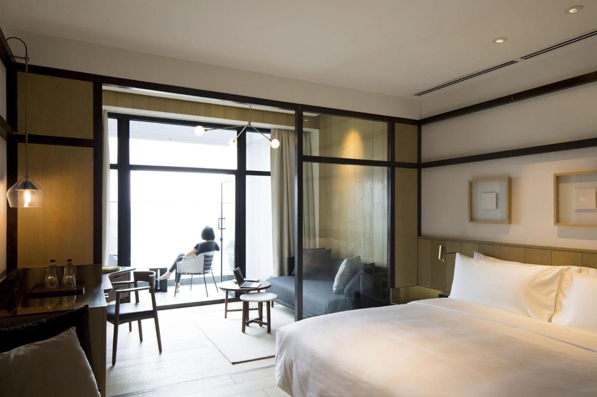 Deluxe Room with Balcony photo 2