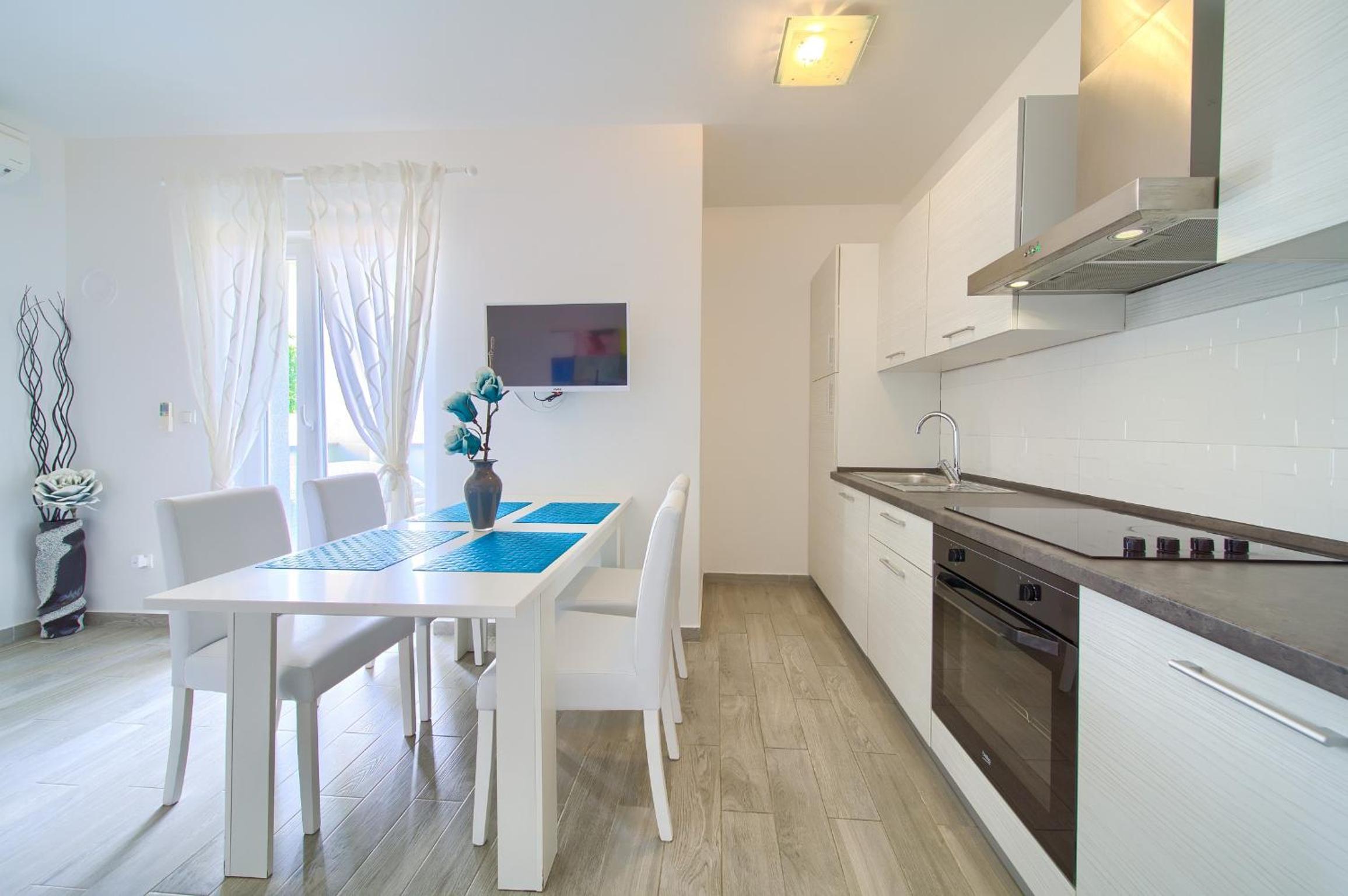 Comfort Two-Bedroom Apartment with Balcony - Photo 6