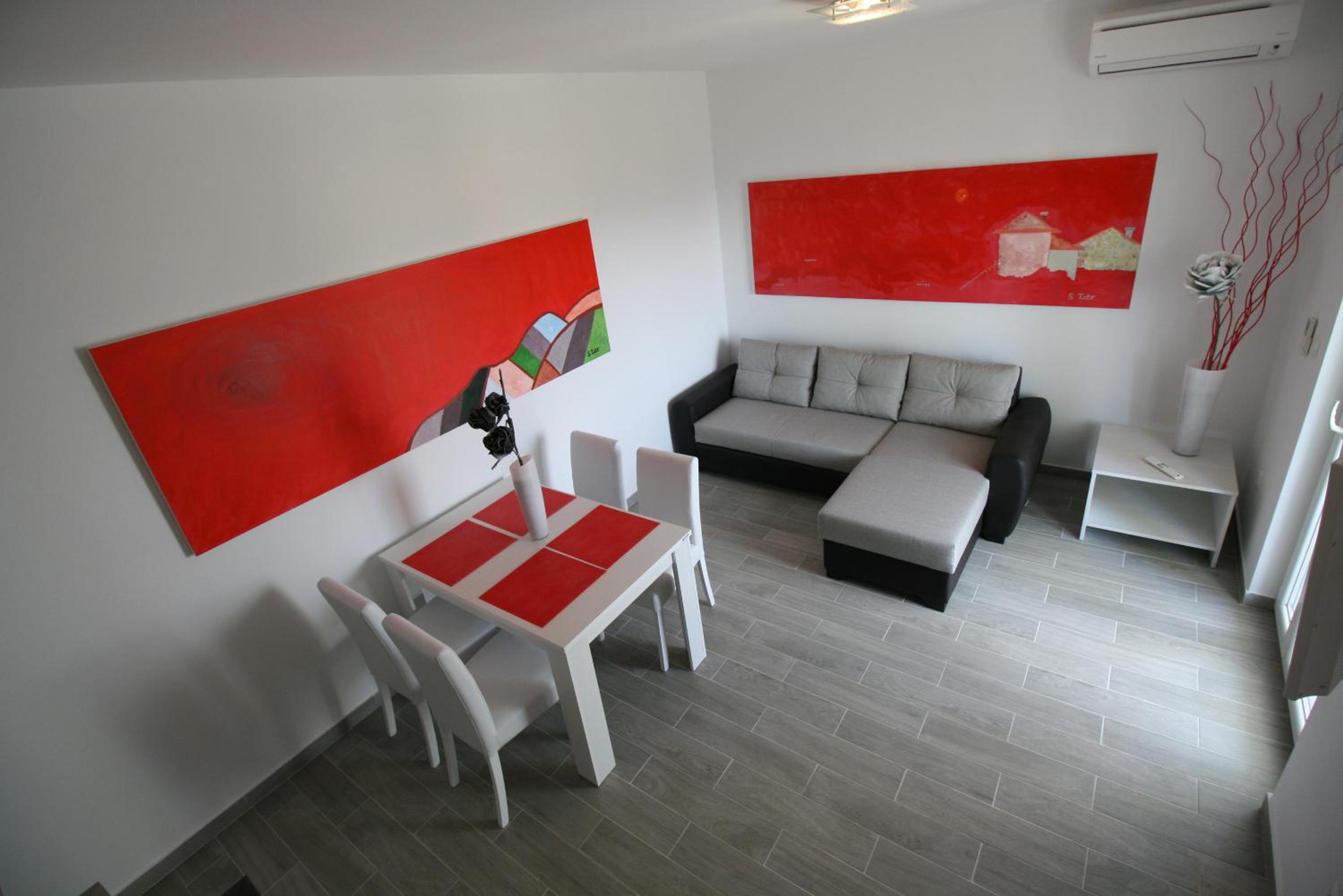 Comfort Two-Bedroom Apartment with Balcony - Photo 1