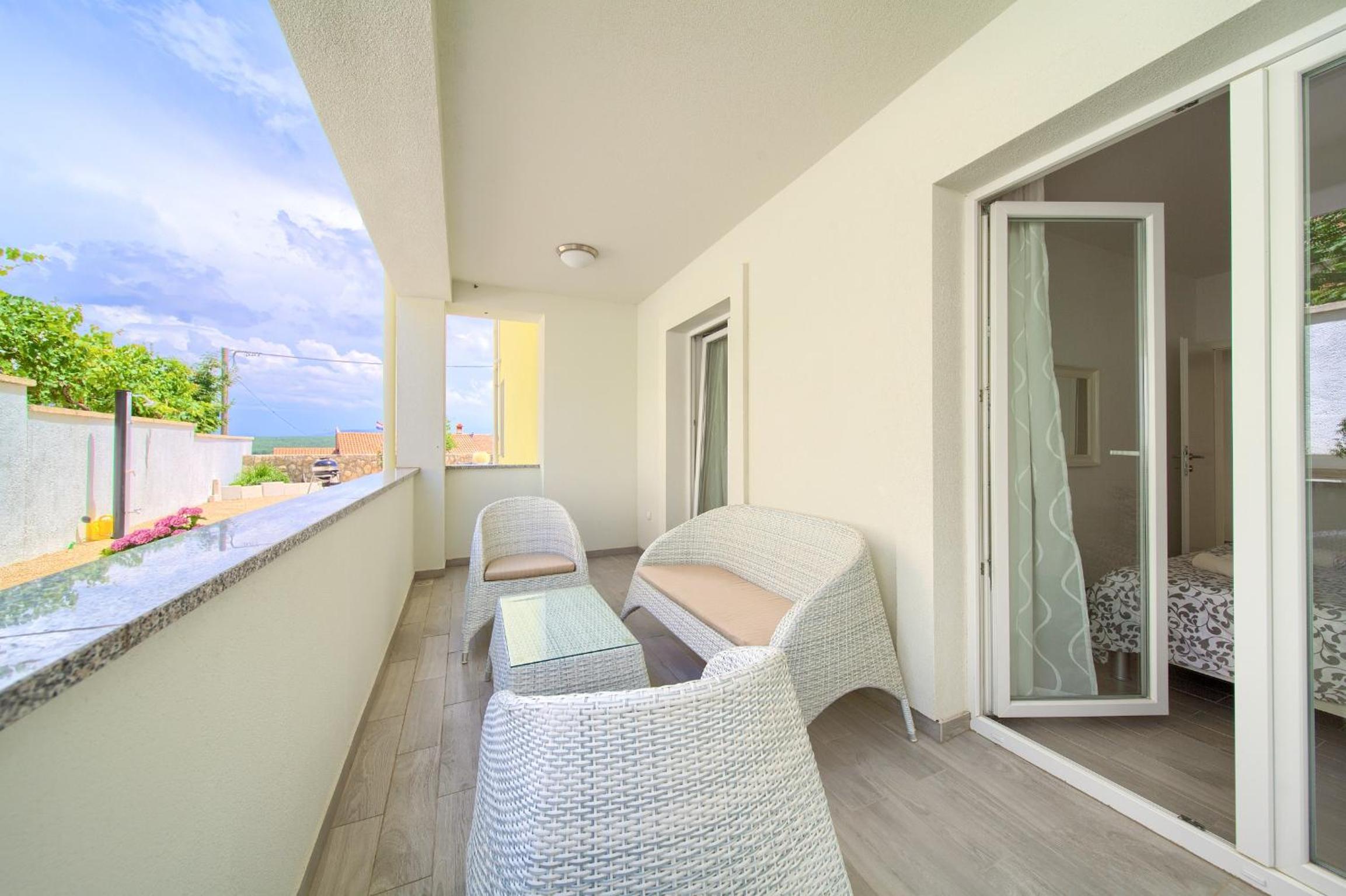 Comfort Two-Bedroom Apartment with Balcony - Photo 4