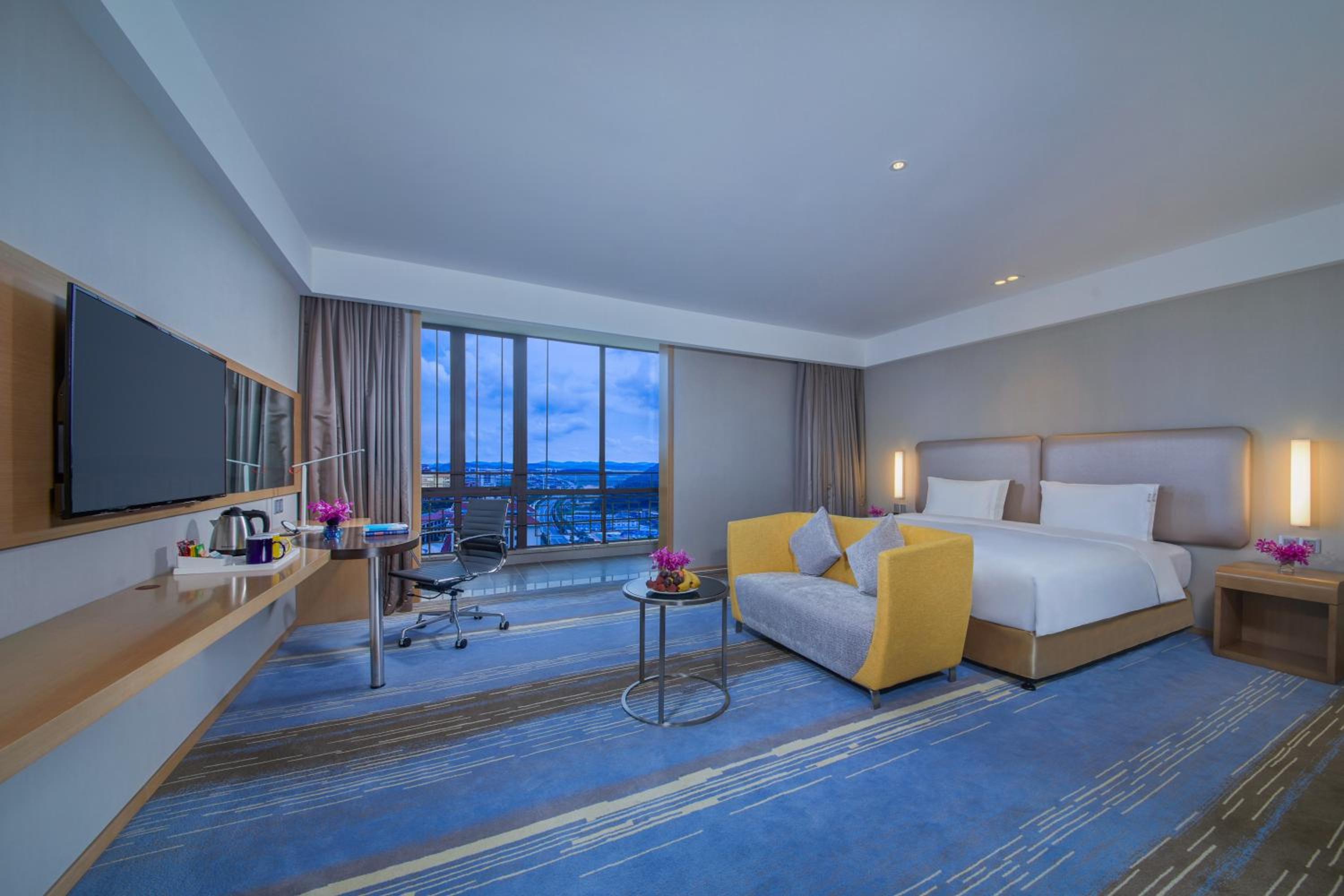 Standard King Room with Extra Floor Space photo 3