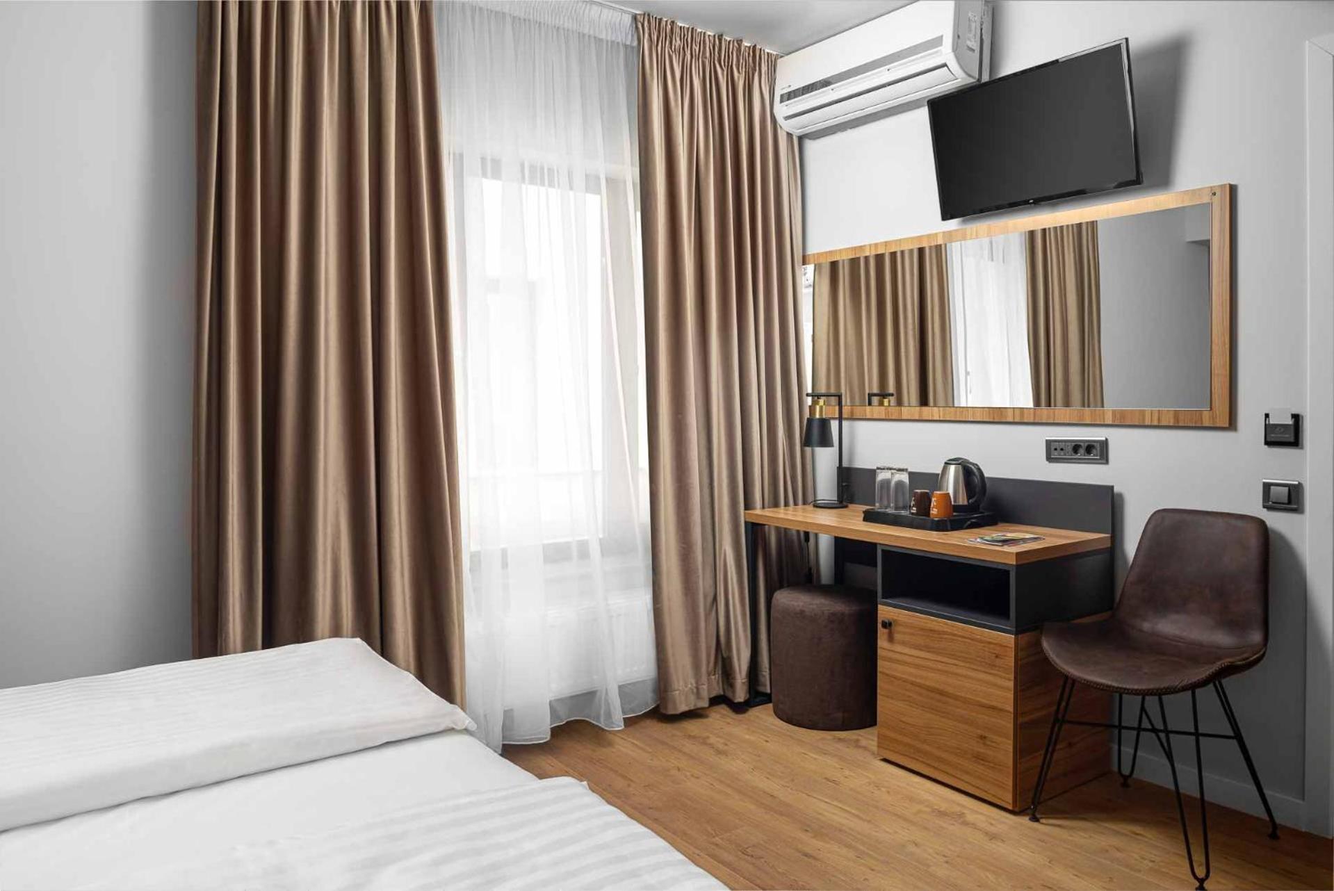 Standard Double or Twin Room - Photo 9