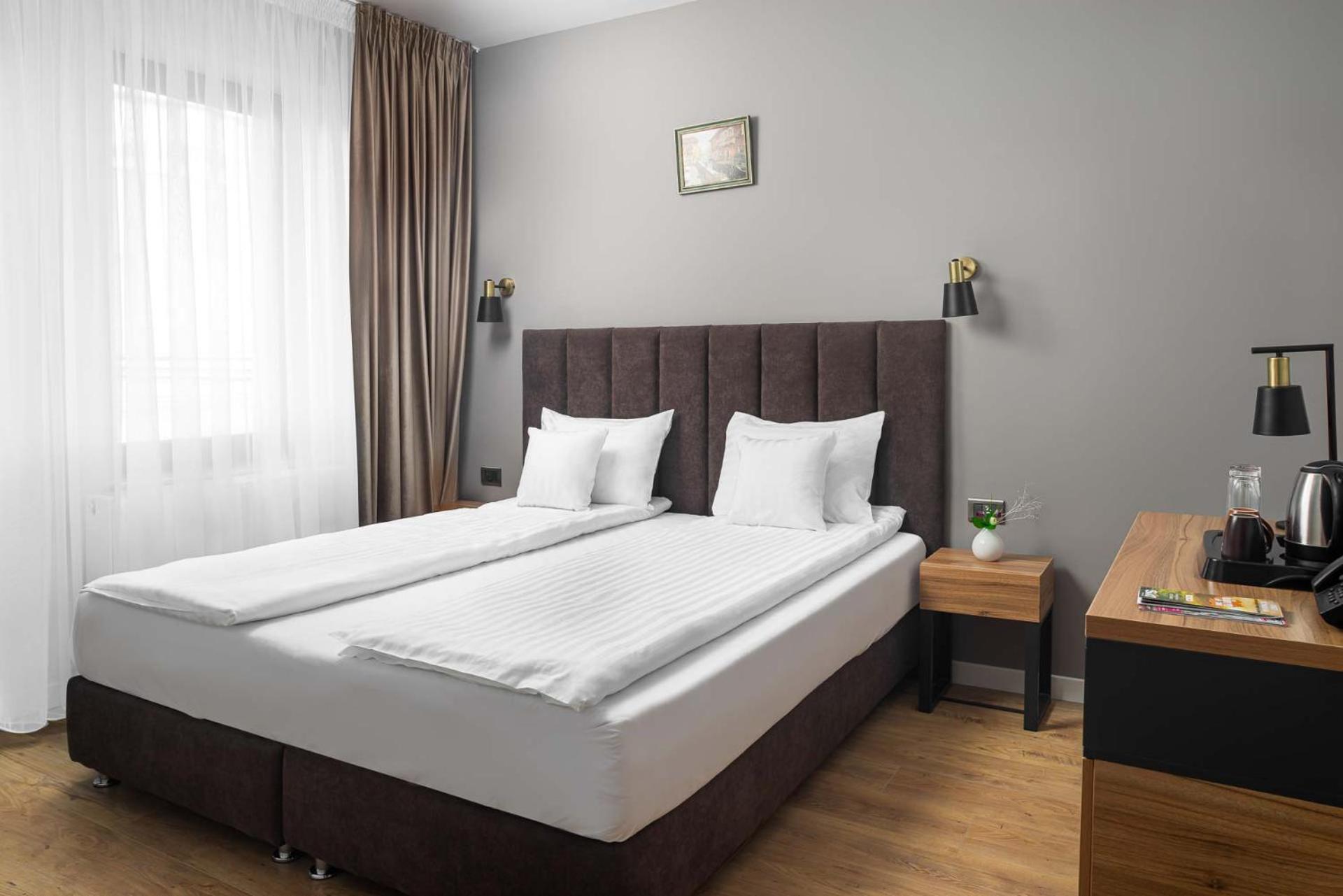 Standard Double or Twin Room - Photo 8