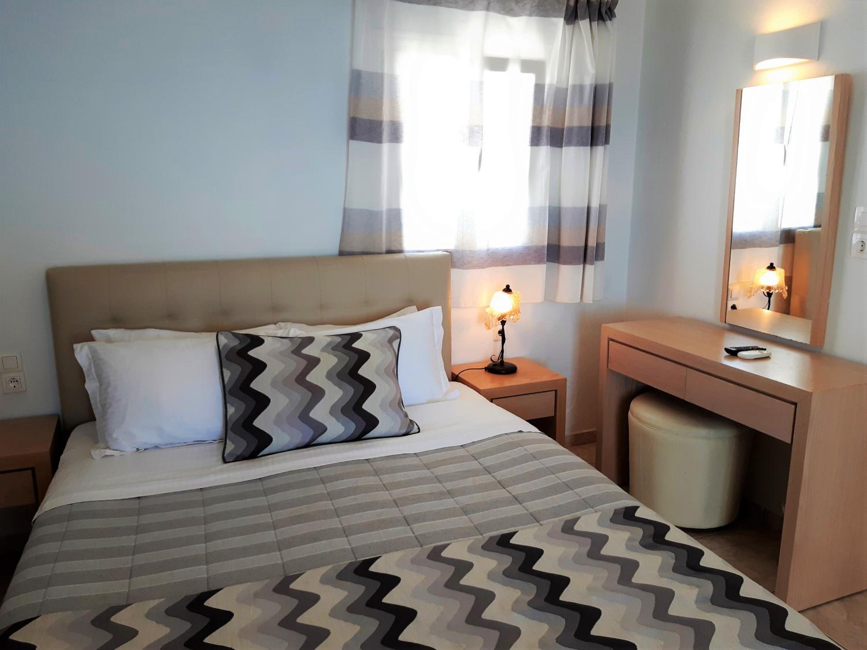 Premier Room with Caldera View - Photo 4