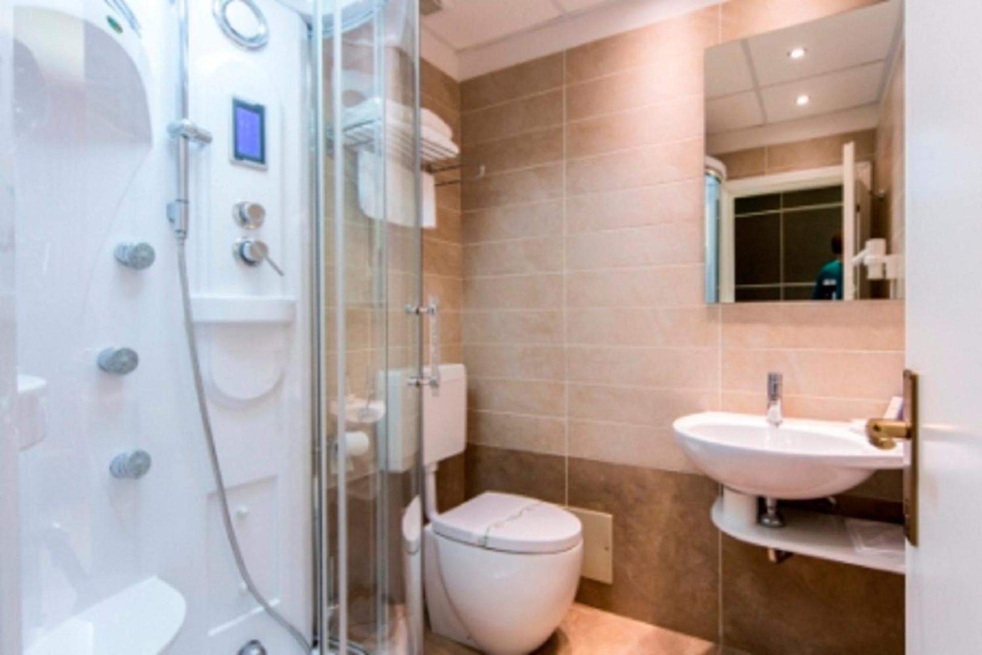Double or Twin Room - Photo 7