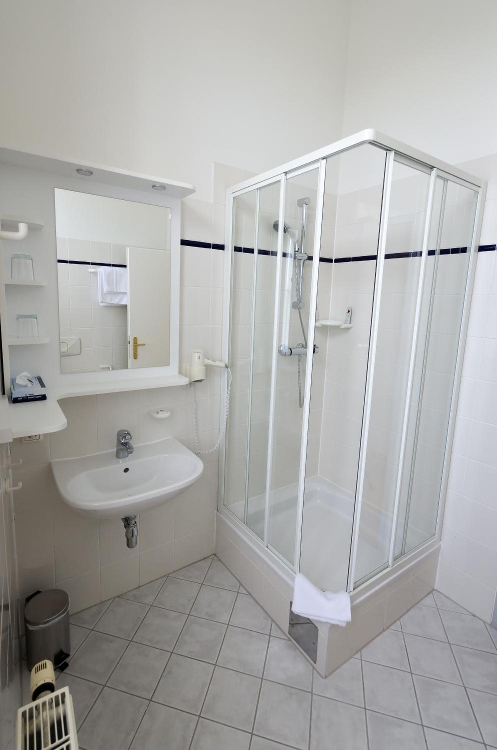 Single Room with Bathroom photo 2