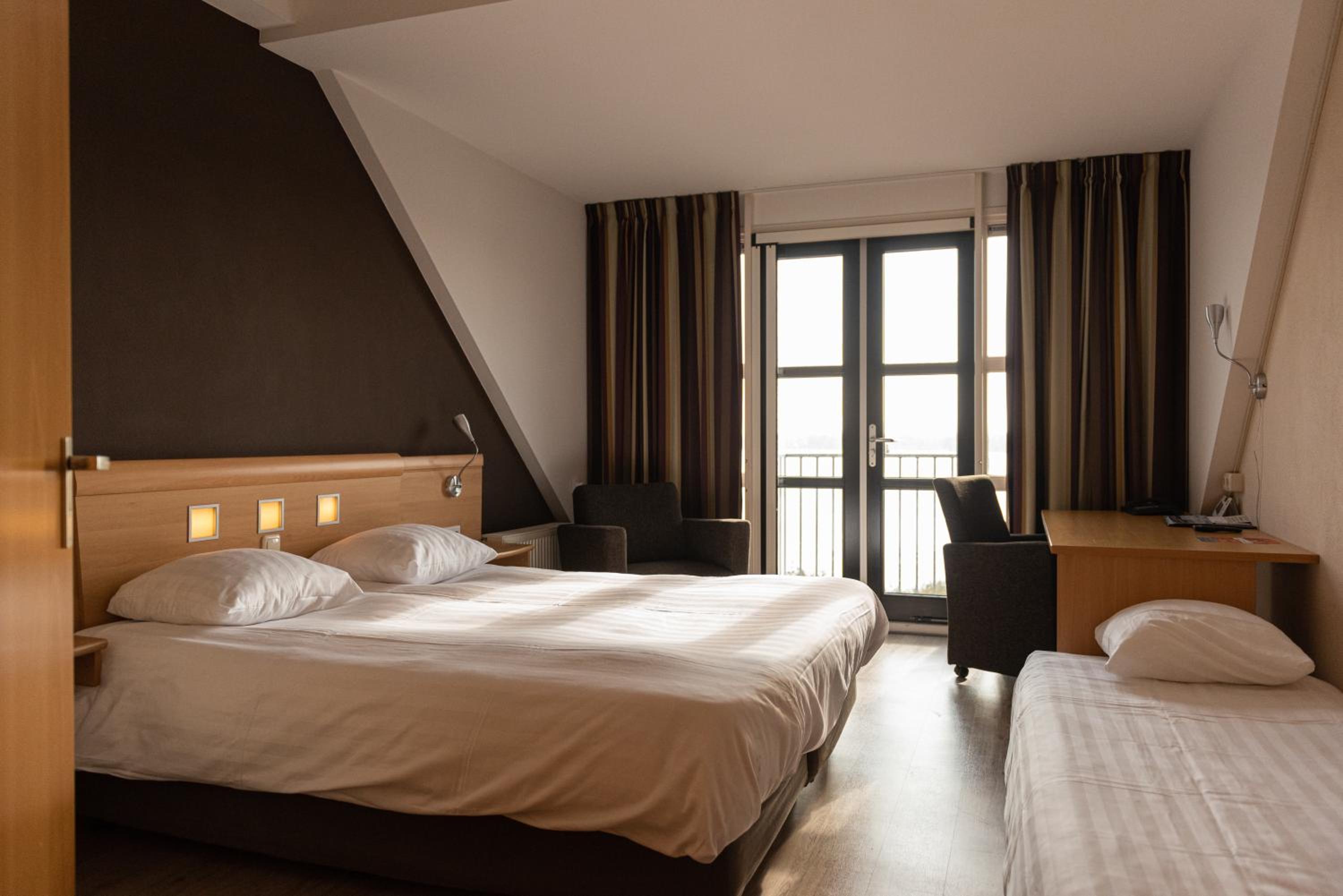 Twin Room with Balcony - Photo 1