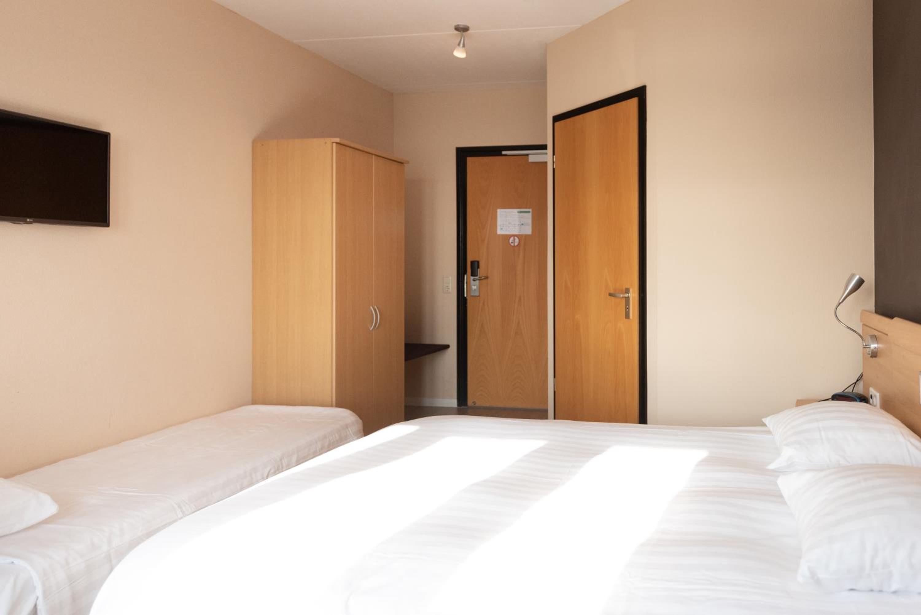 Twin Room with Balcony - Photo 3