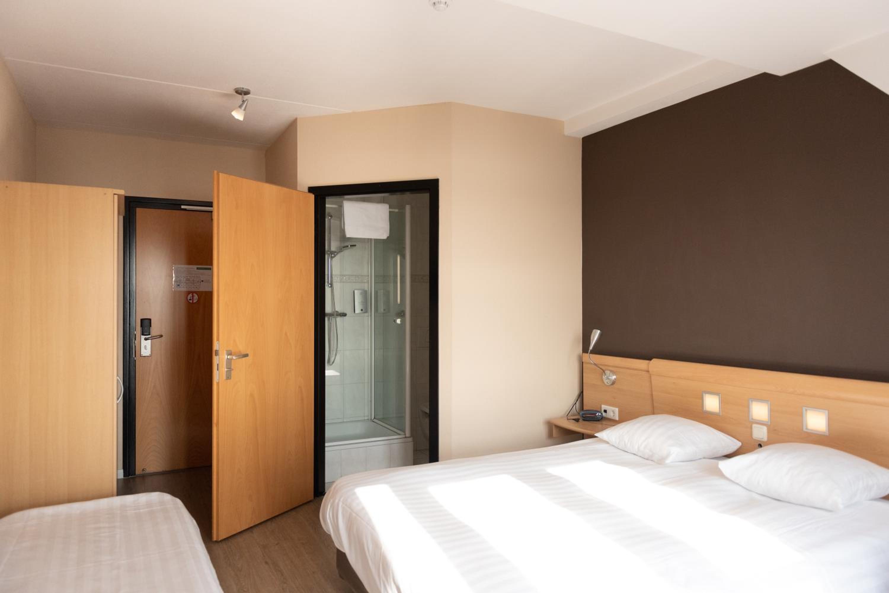 Twin Room with Balcony - Photo 2