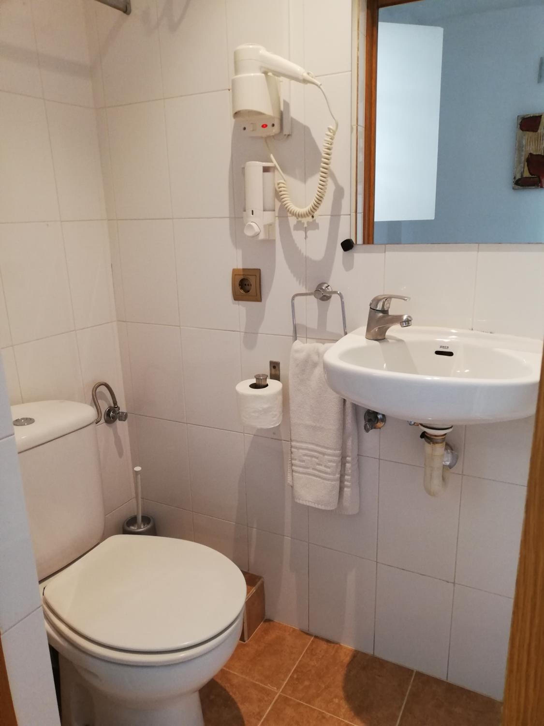 Single Room with Private Bathroom photo 2