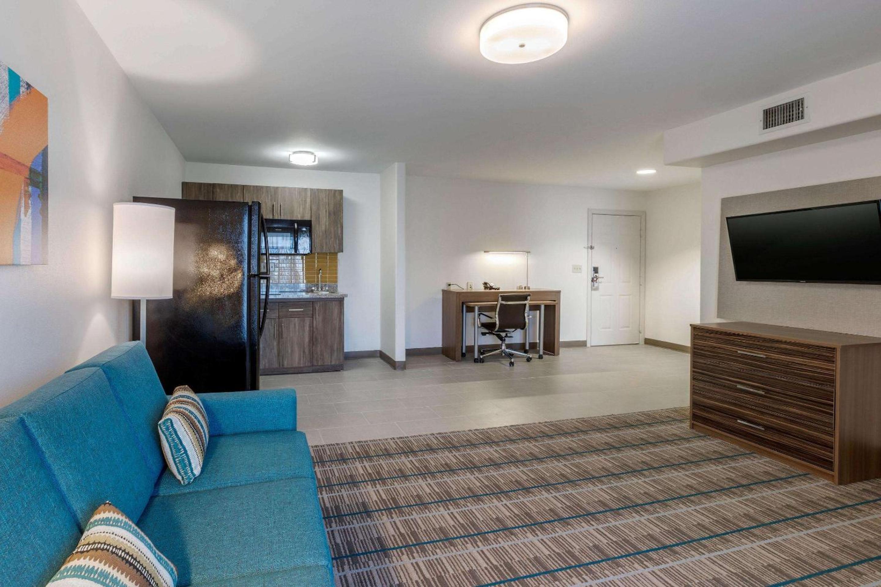 King Suite with Kitchen and Living Room - Non-Smoking - Photo 1