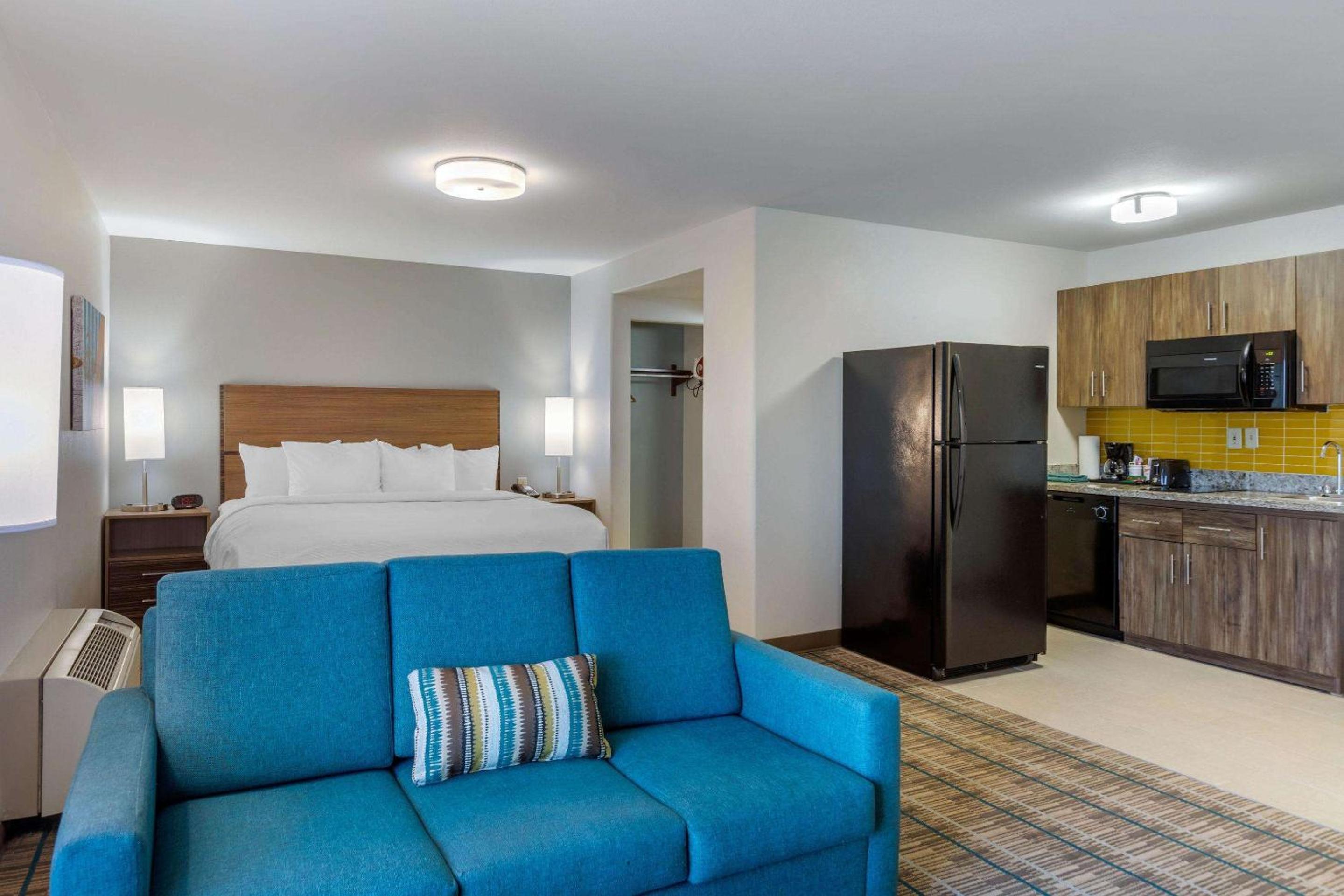 King Suite with Kitchen - Non-Smoking - Photo 1