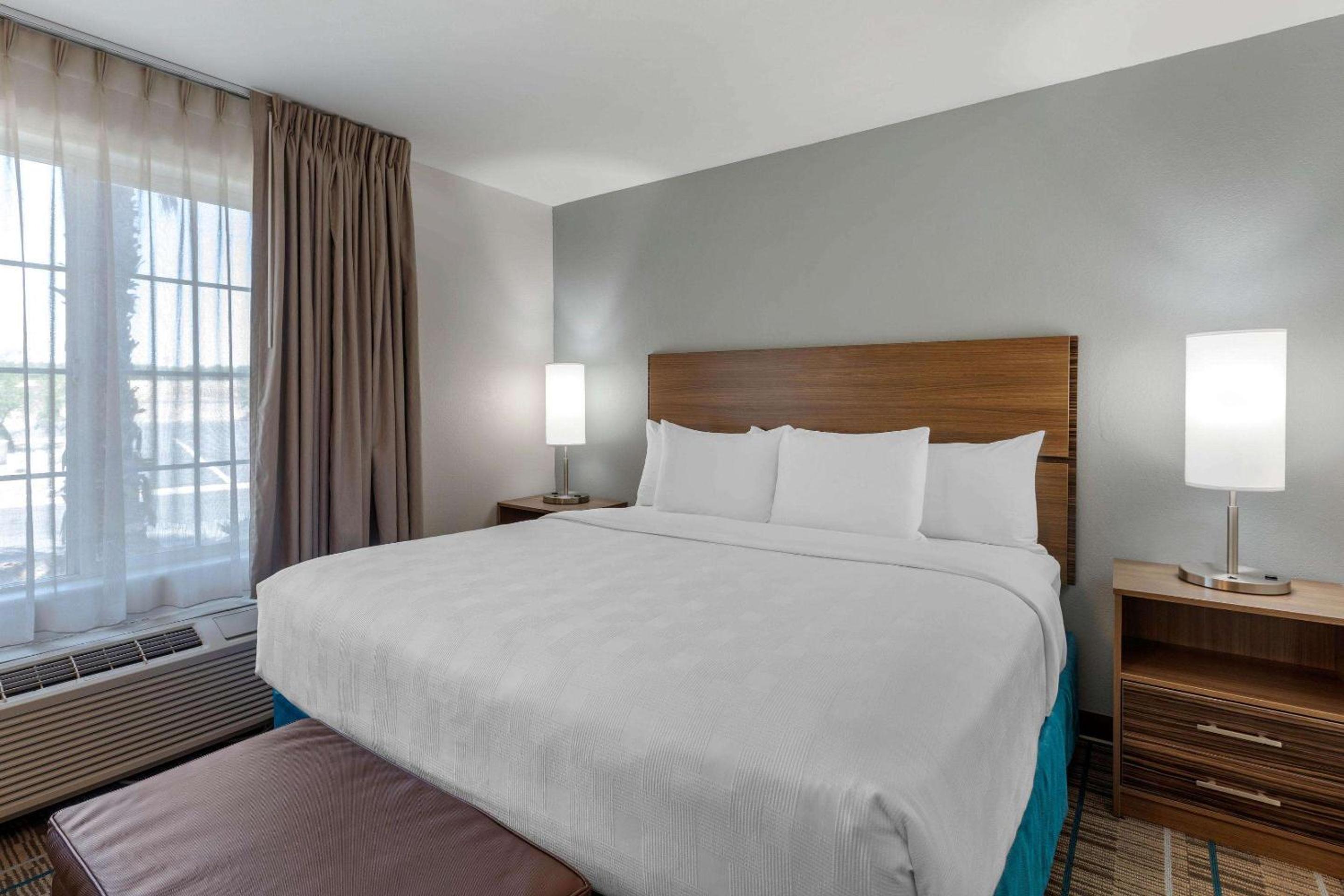 Two-Bedroom Deluxe King Suite with  Living Room - Non-Smoking - Photo 7