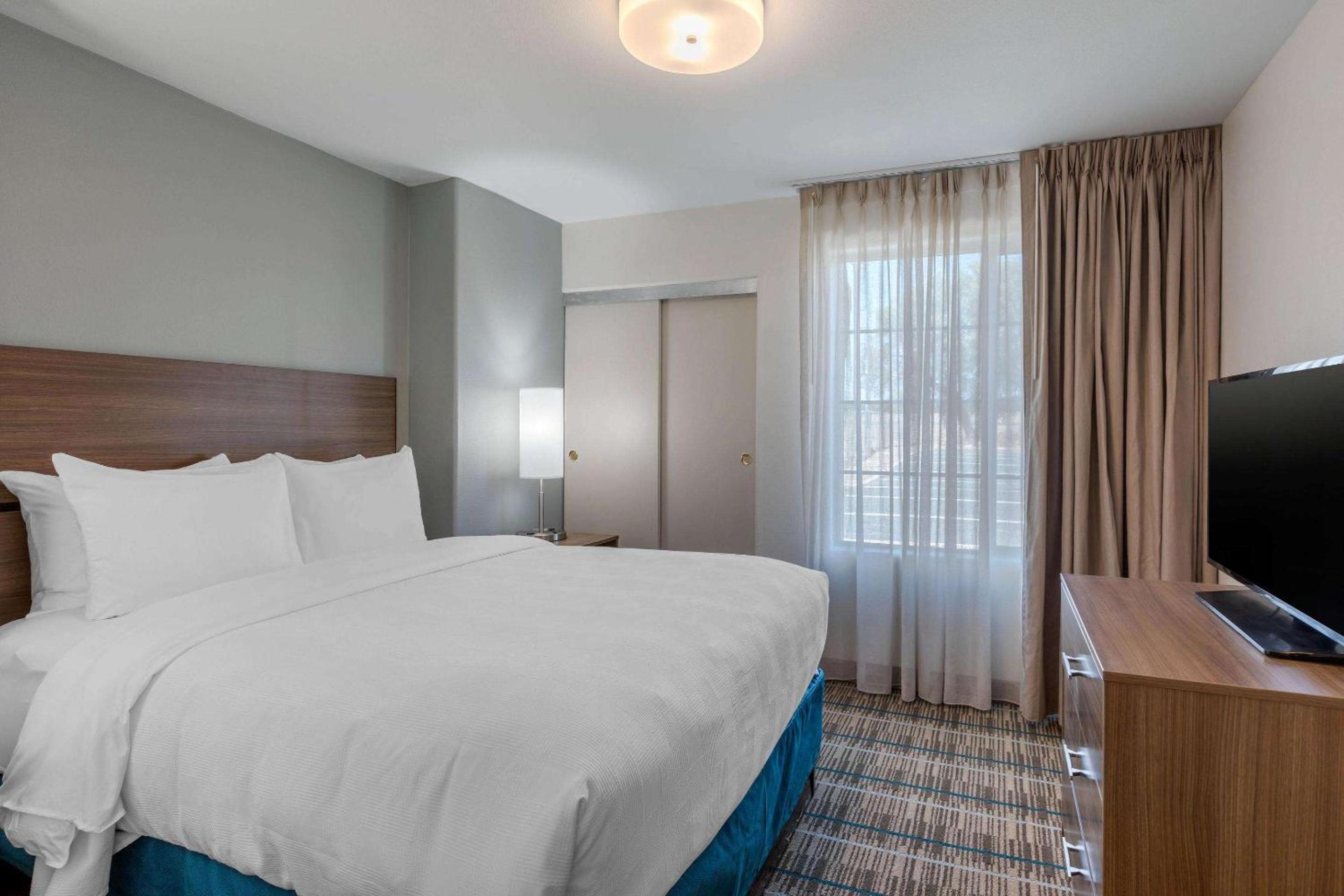 Two-Bedroom Deluxe King Suite with  Living Room - Non-Smoking - Photo 3