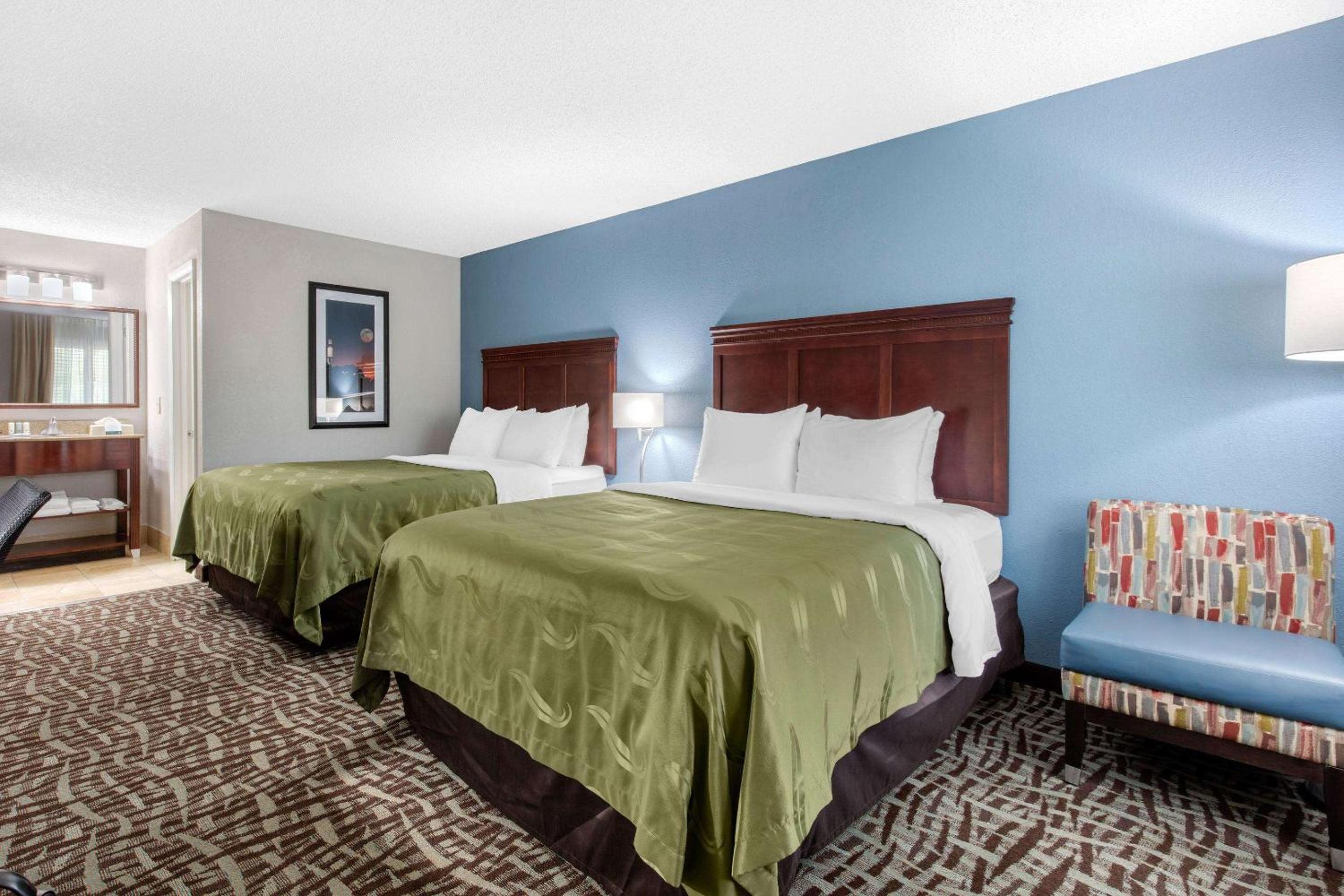 Queen Room with Two Queen Beds - Non-Smoking - Photo 6