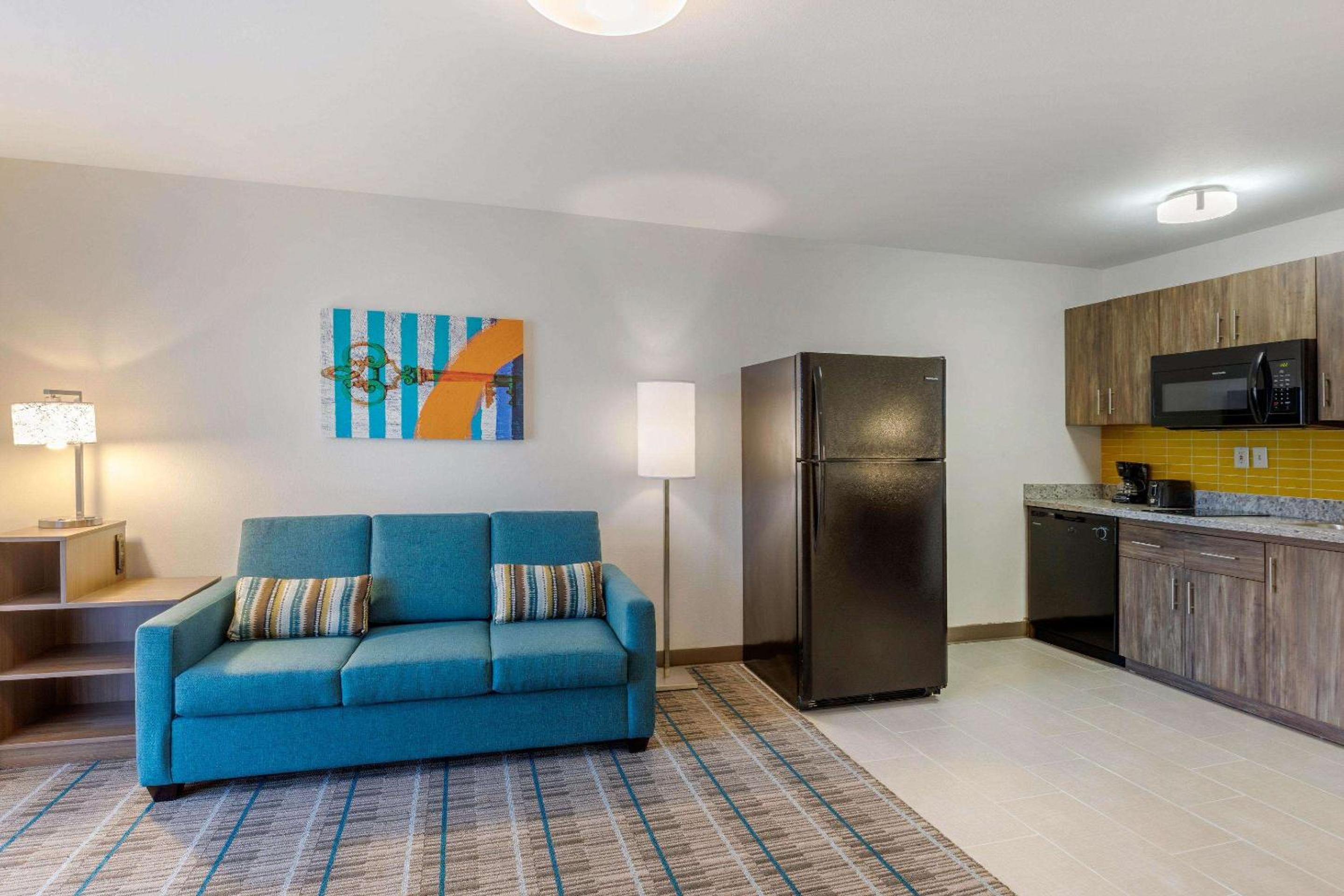 King Suite with Kitchen and Living Room - Non-Smoking - Photo 4