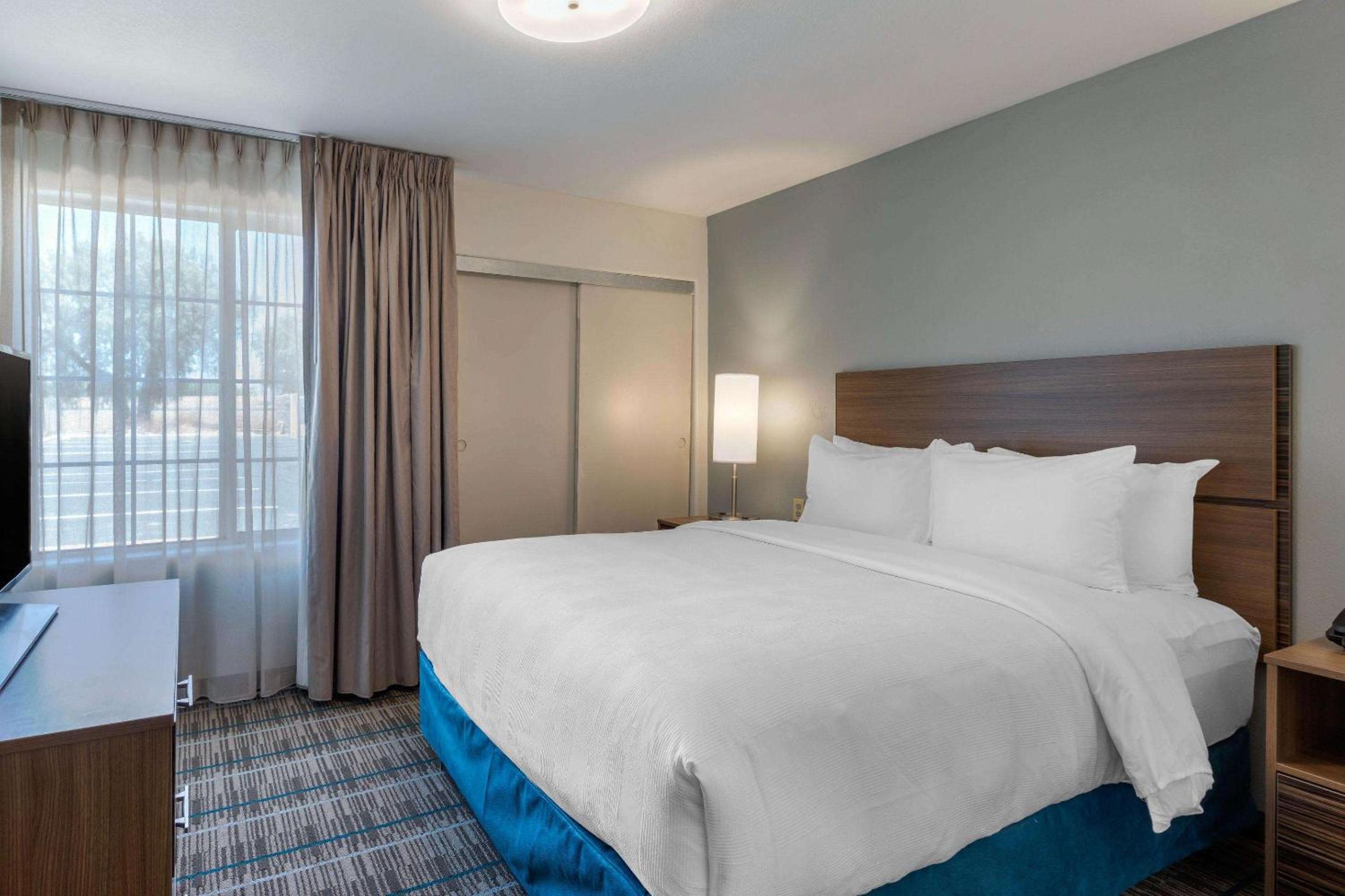Two-Bedroom Deluxe King Suite with  Living Room - Non-Smoking - Photo 6
