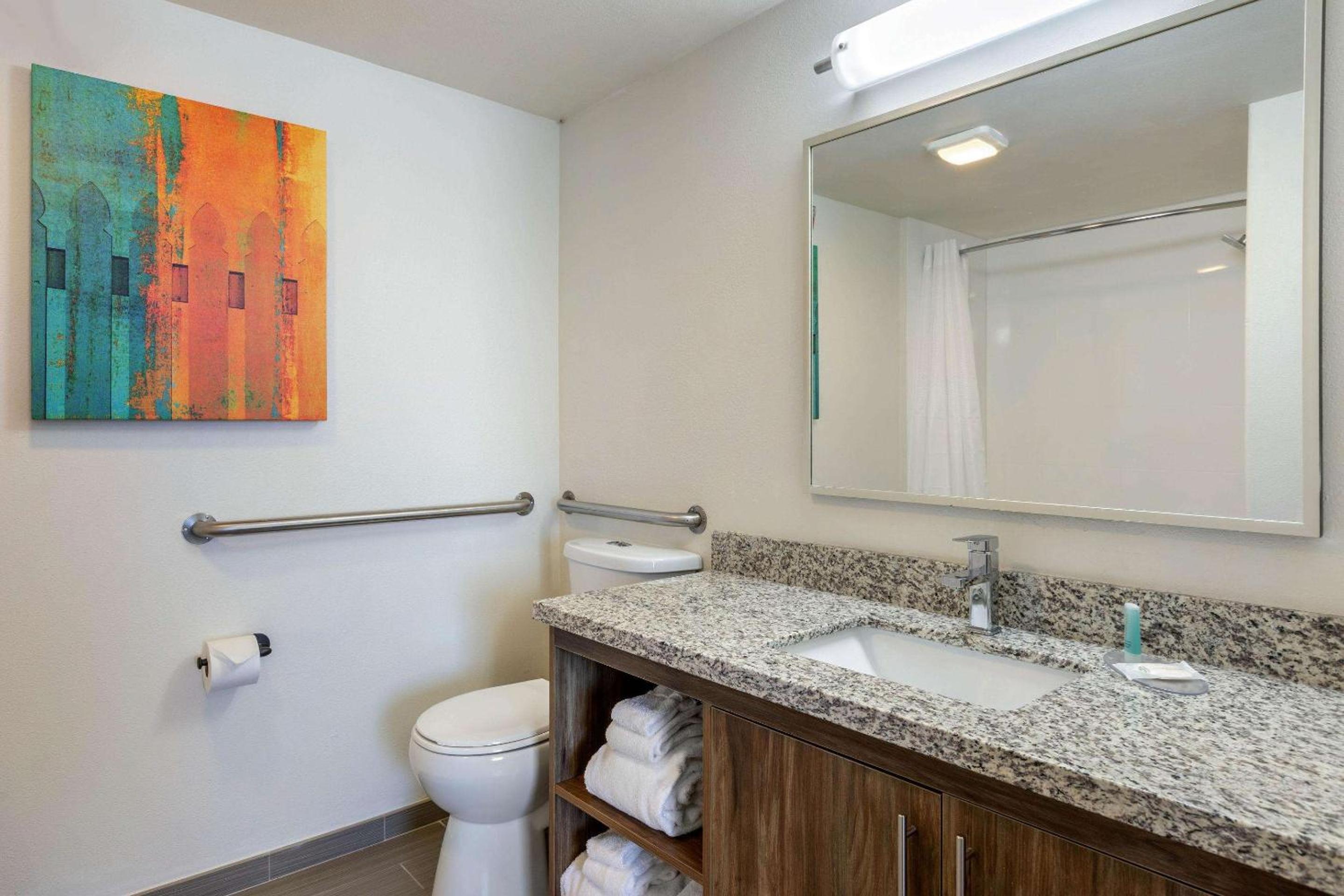 King Suite with Kitchen - Non-Smoking - Photo 2