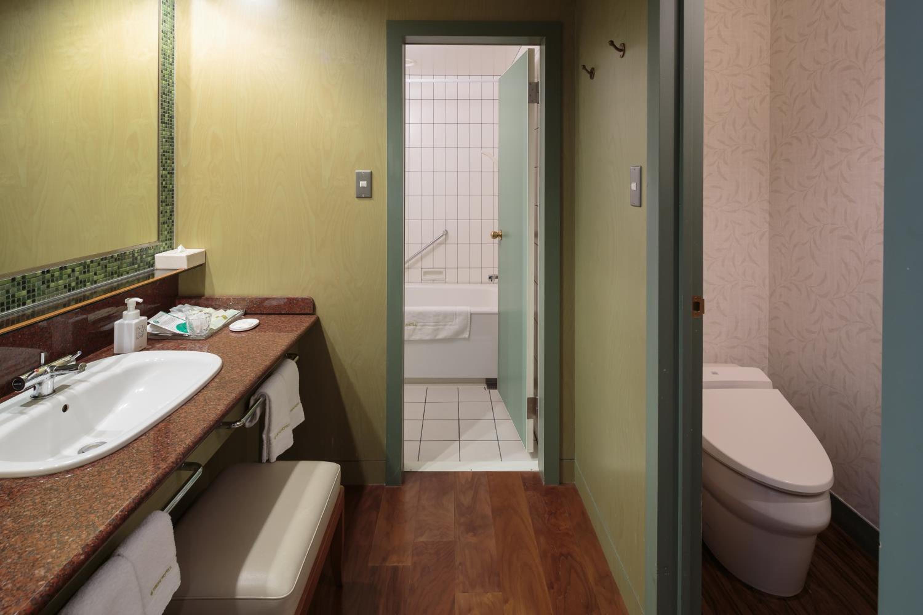 Standard Twin Room with Balcony - Photo 4