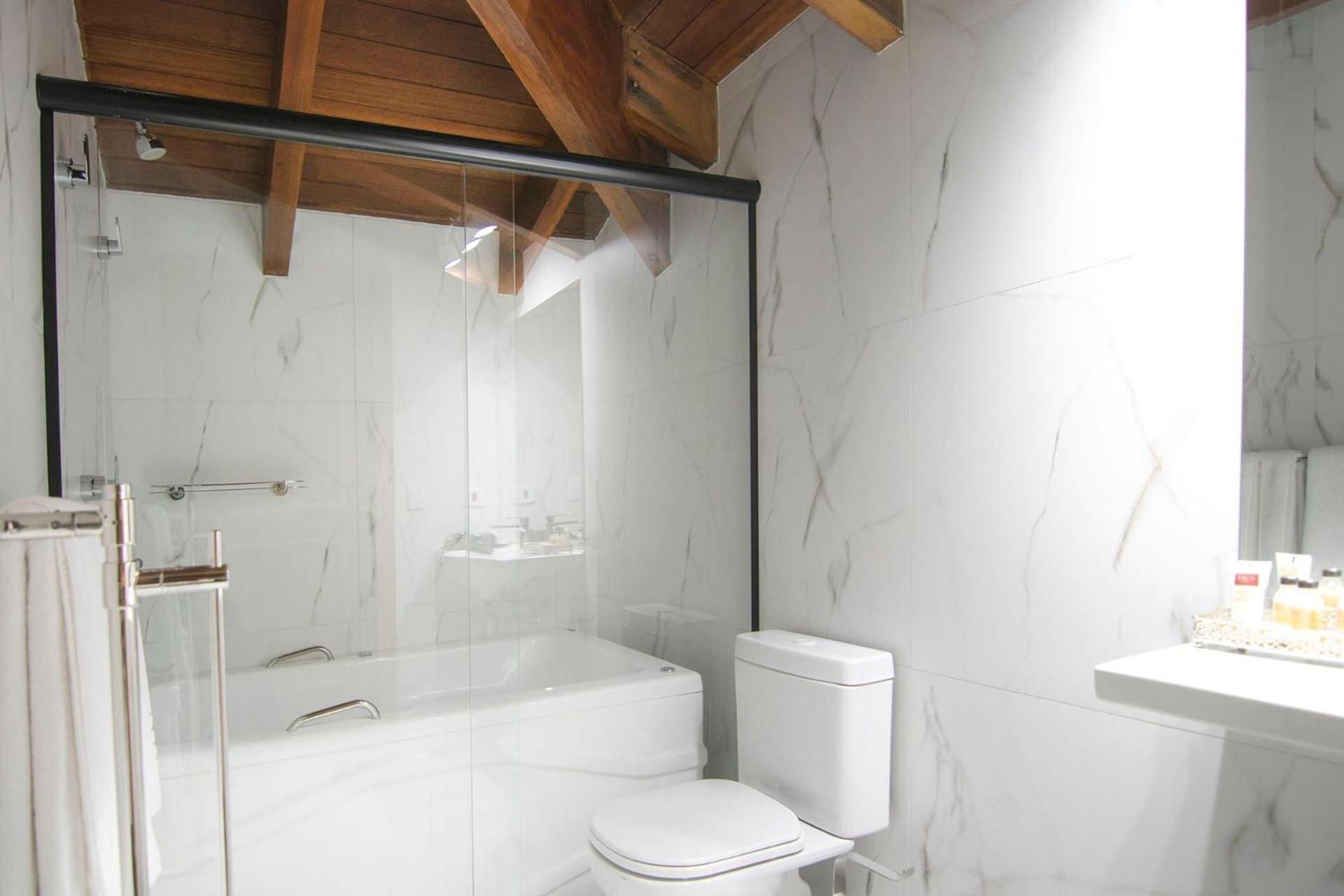 Suite with Hot Tub photo 2