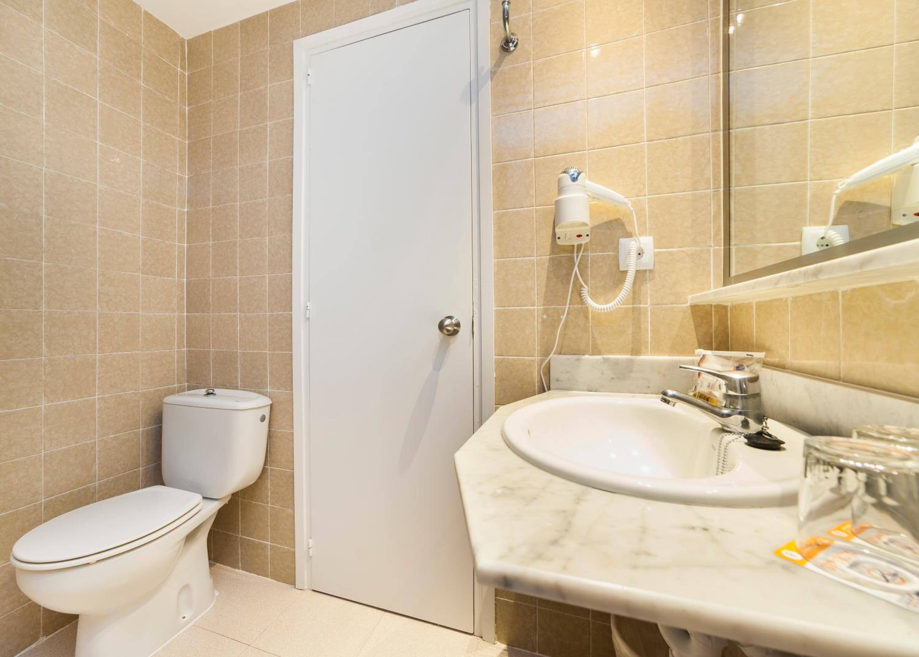 One-Bedroom Apartment (2 Adults + 2 Children) photo 2
