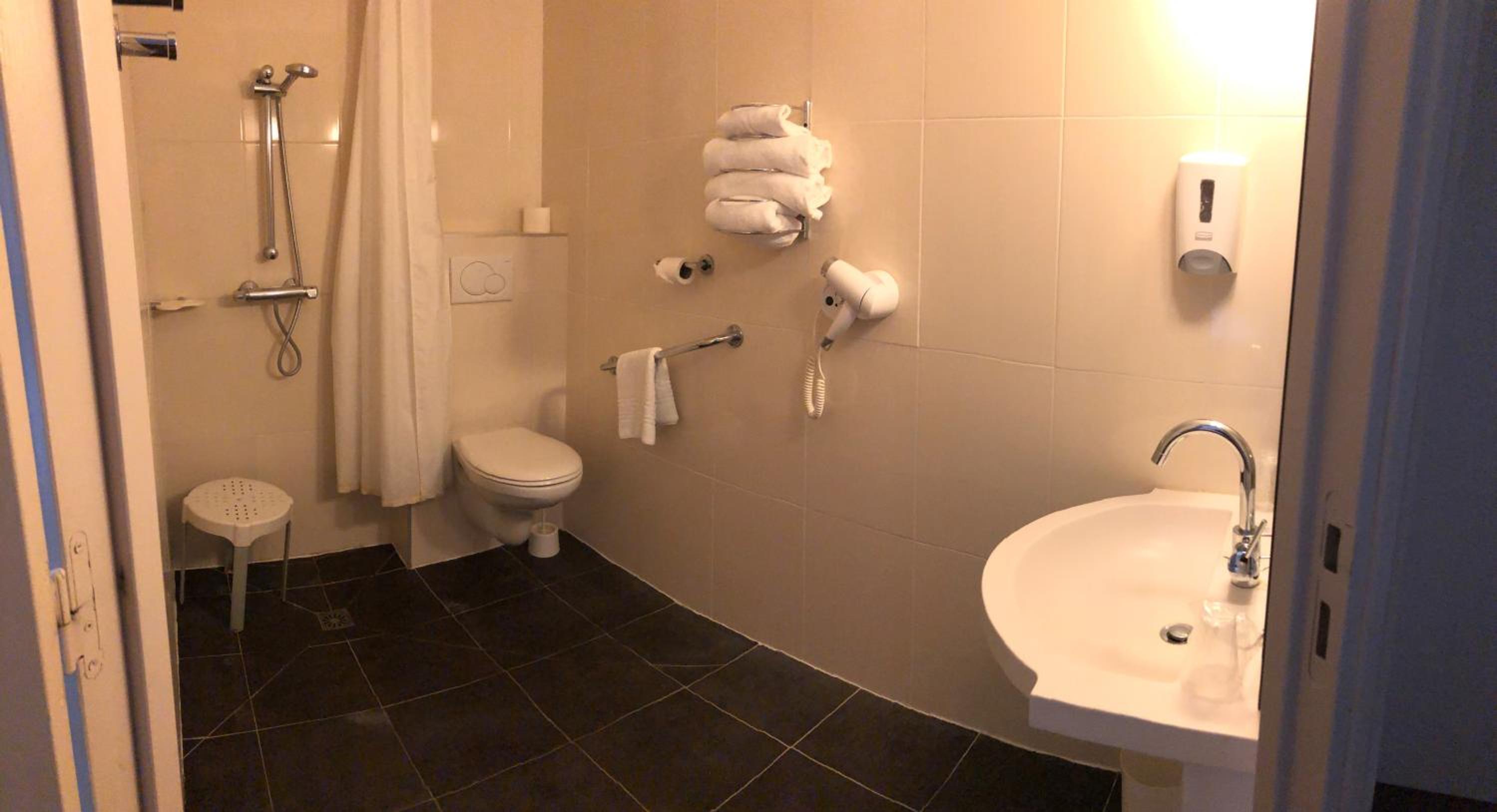 Basic Triple Room - Disability Access photo 2