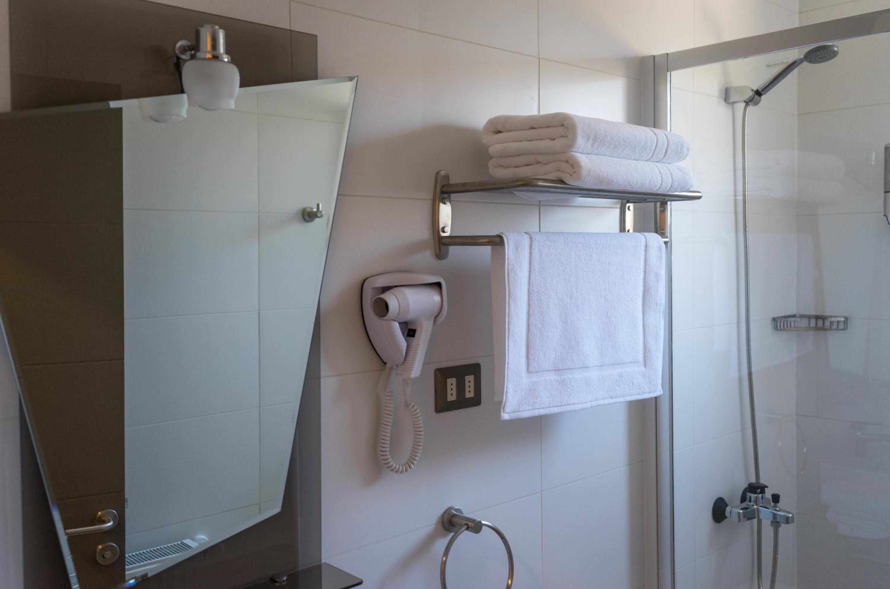 Single Room with Private Bathroom photo 1