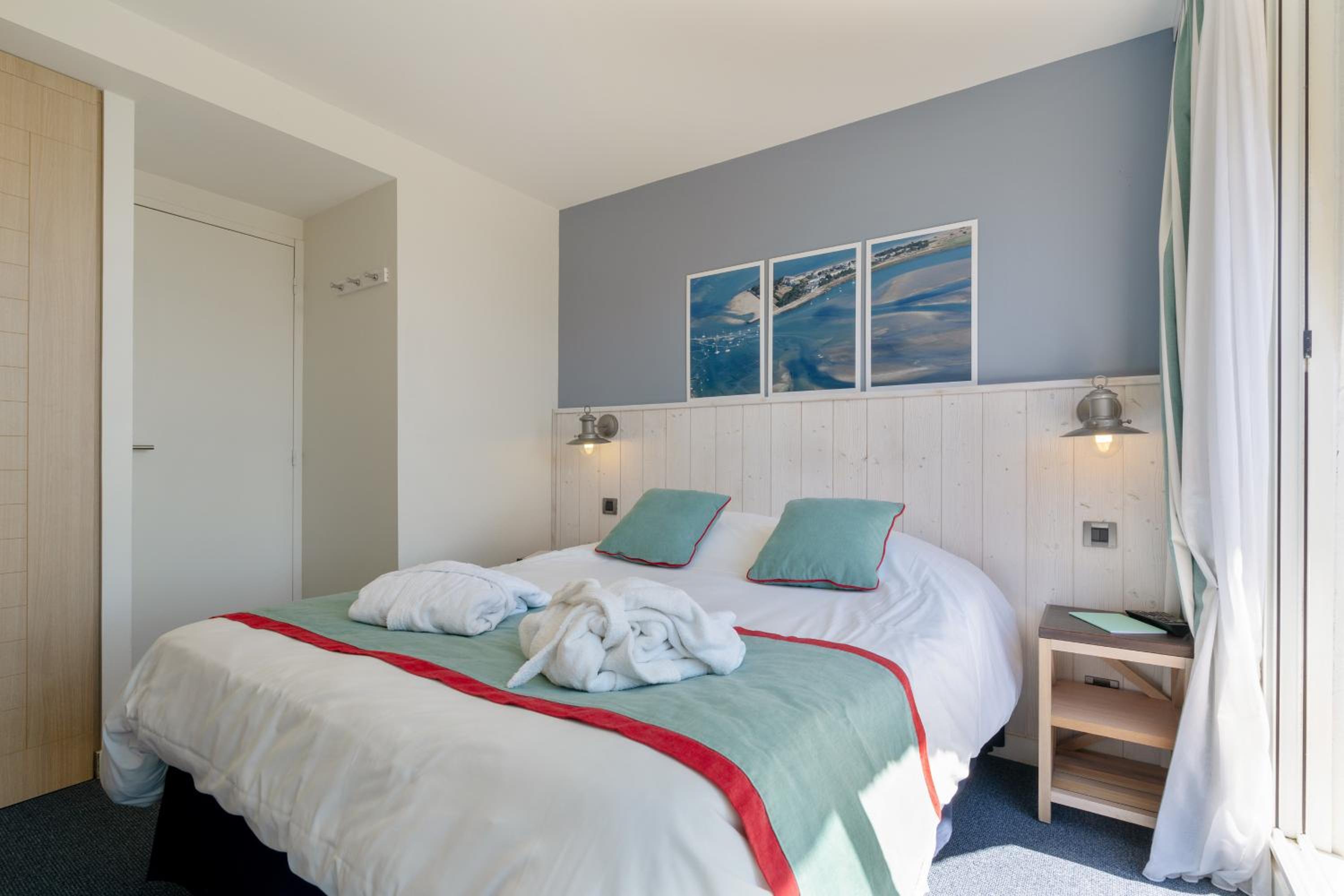 Two-Bedroom Apartment with Terrace or Balcony (6 people) photo 2