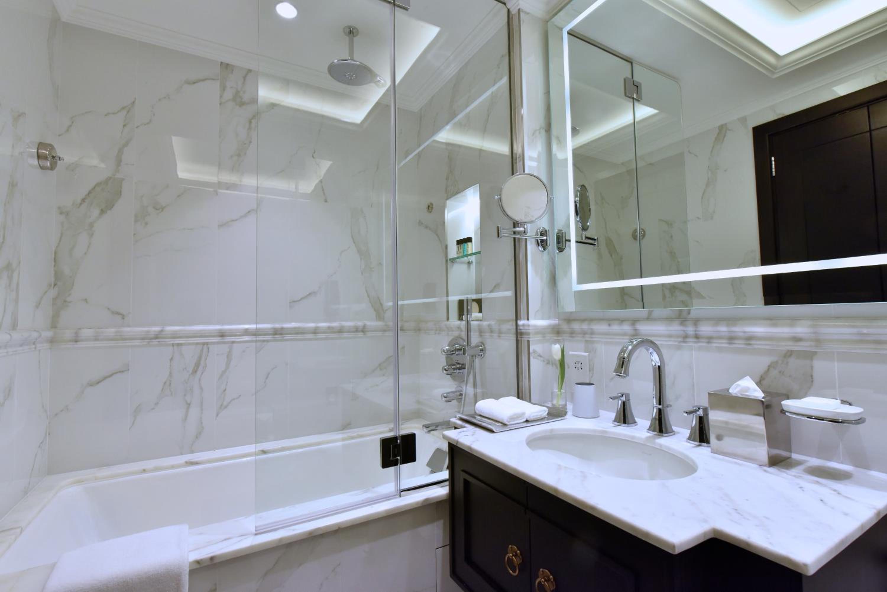 Deluxe King Room - Photo 8