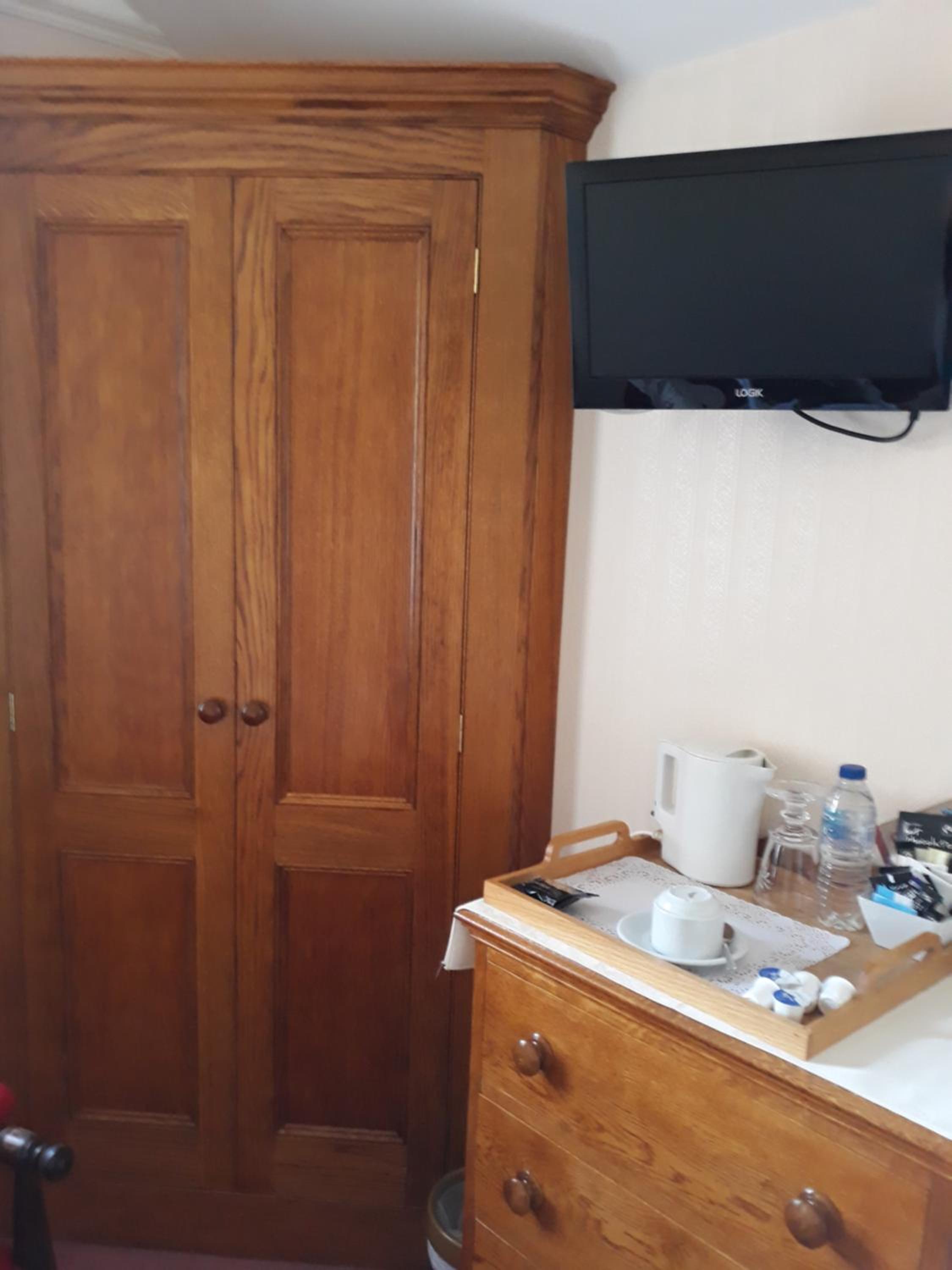 Single Room with Shared Shower and Toilet photo 2