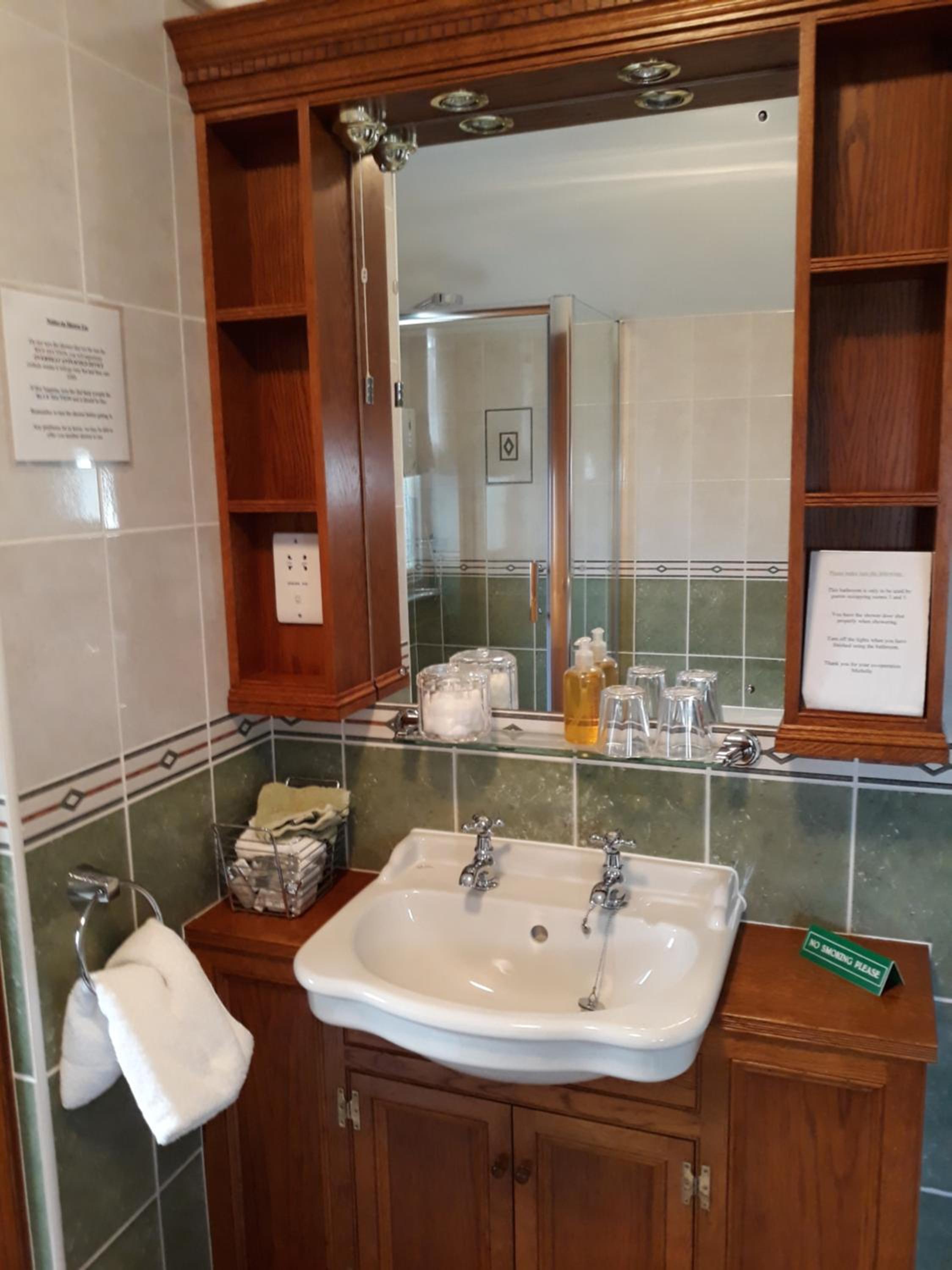 Single Room with Shared Shower and Toilet photo 3