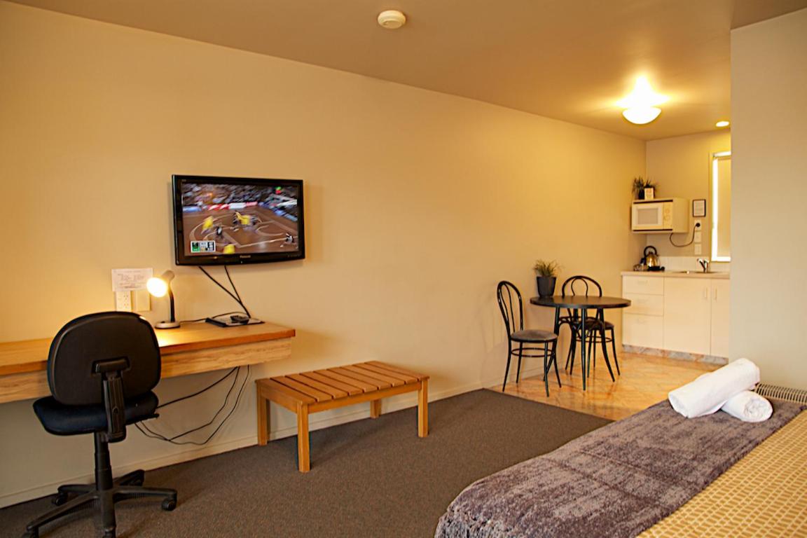 Studio Apartment with Spa Bath photo 1