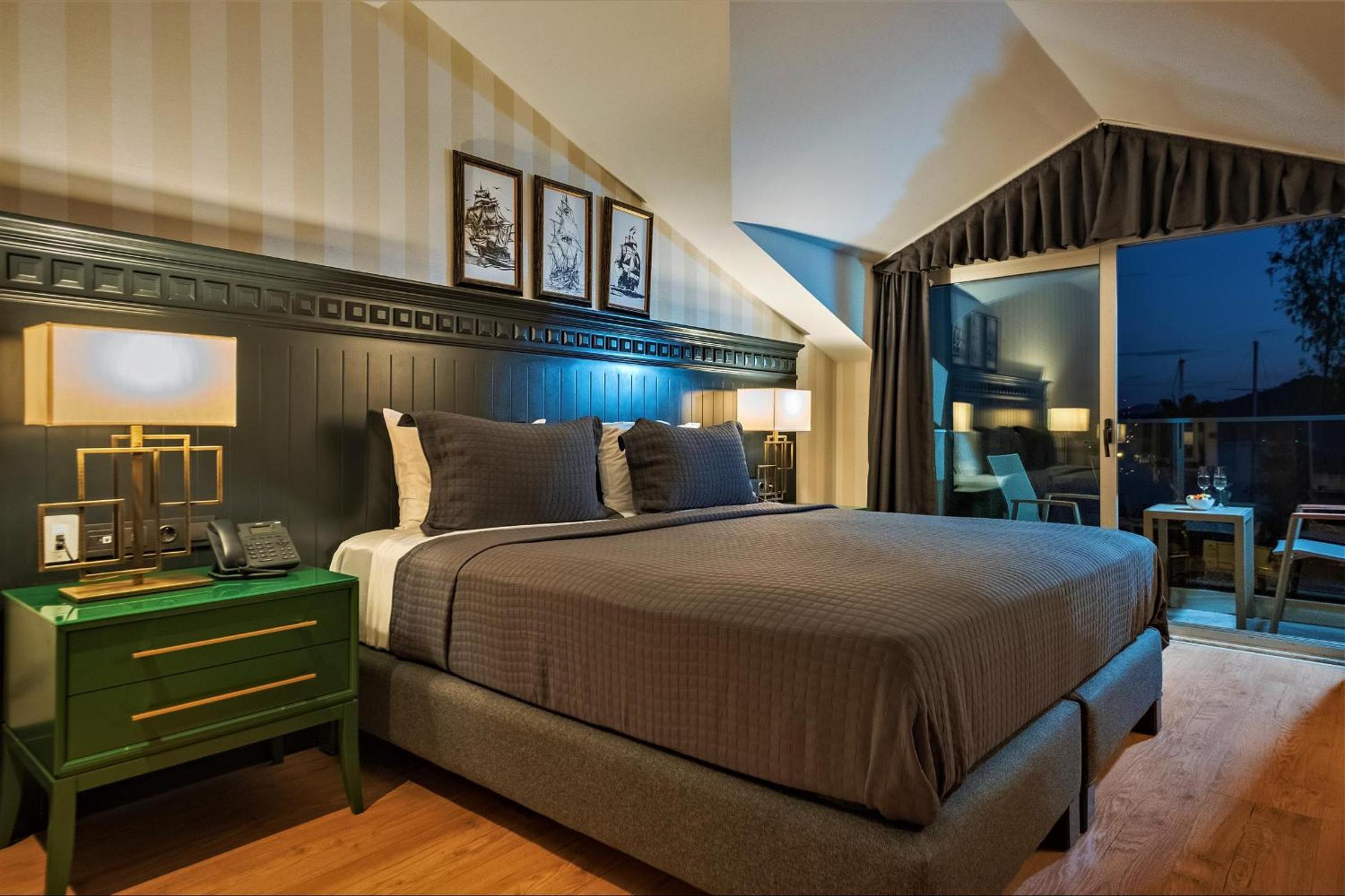 Deluxe Room with Sea and Marina View - Photo 11