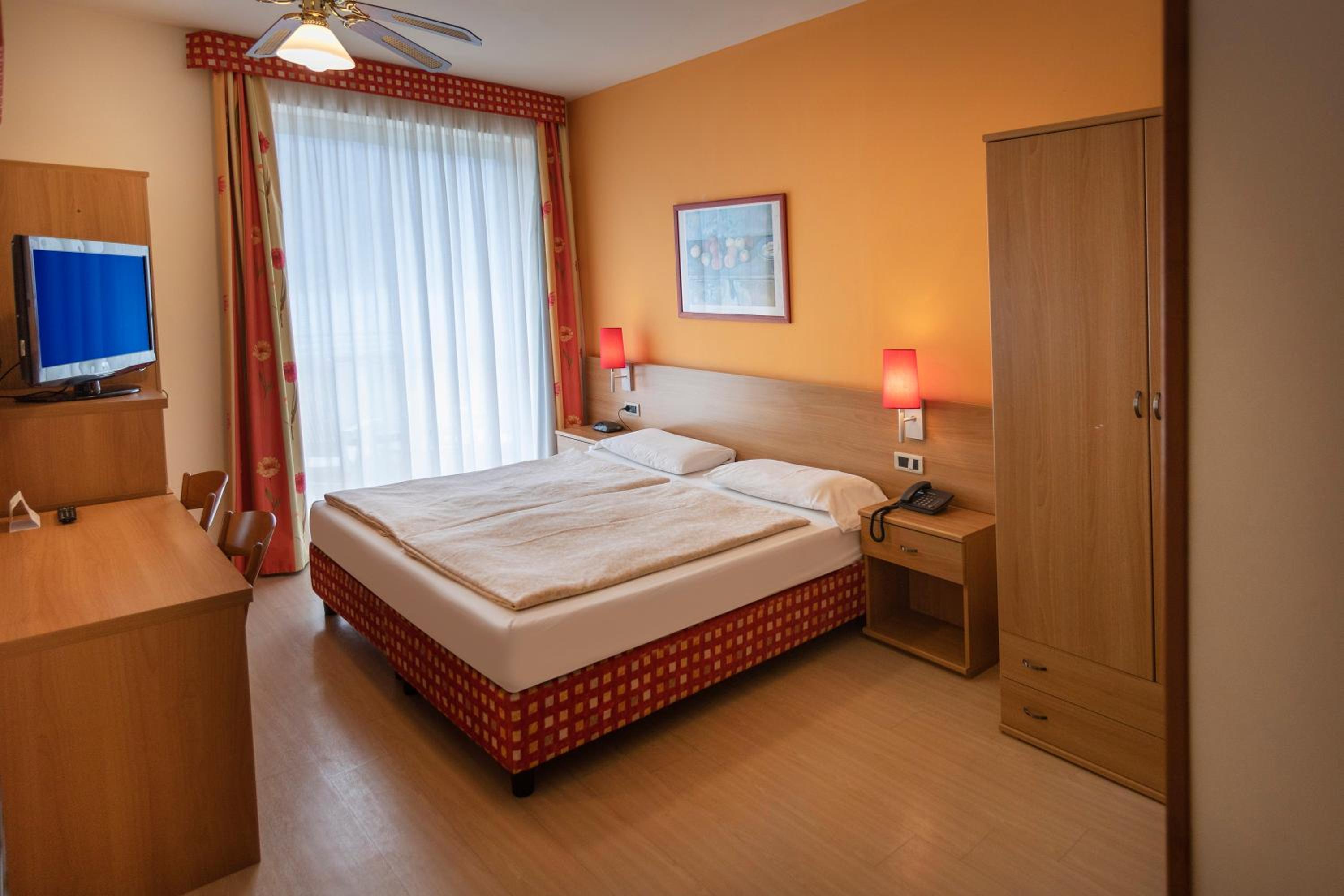 Double Room with Garden View in Villa Ideal photo 2
