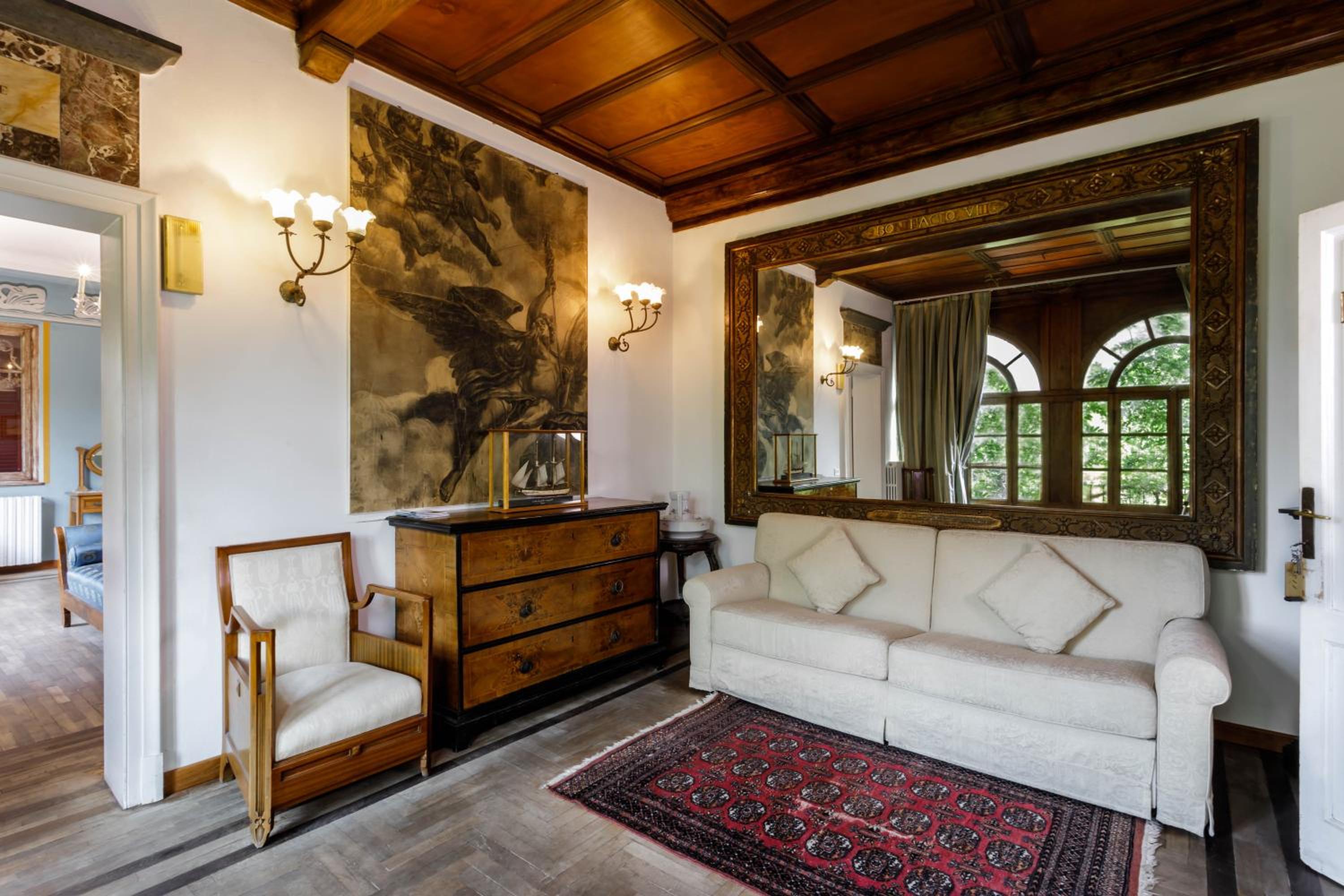 Suite - Photo 11