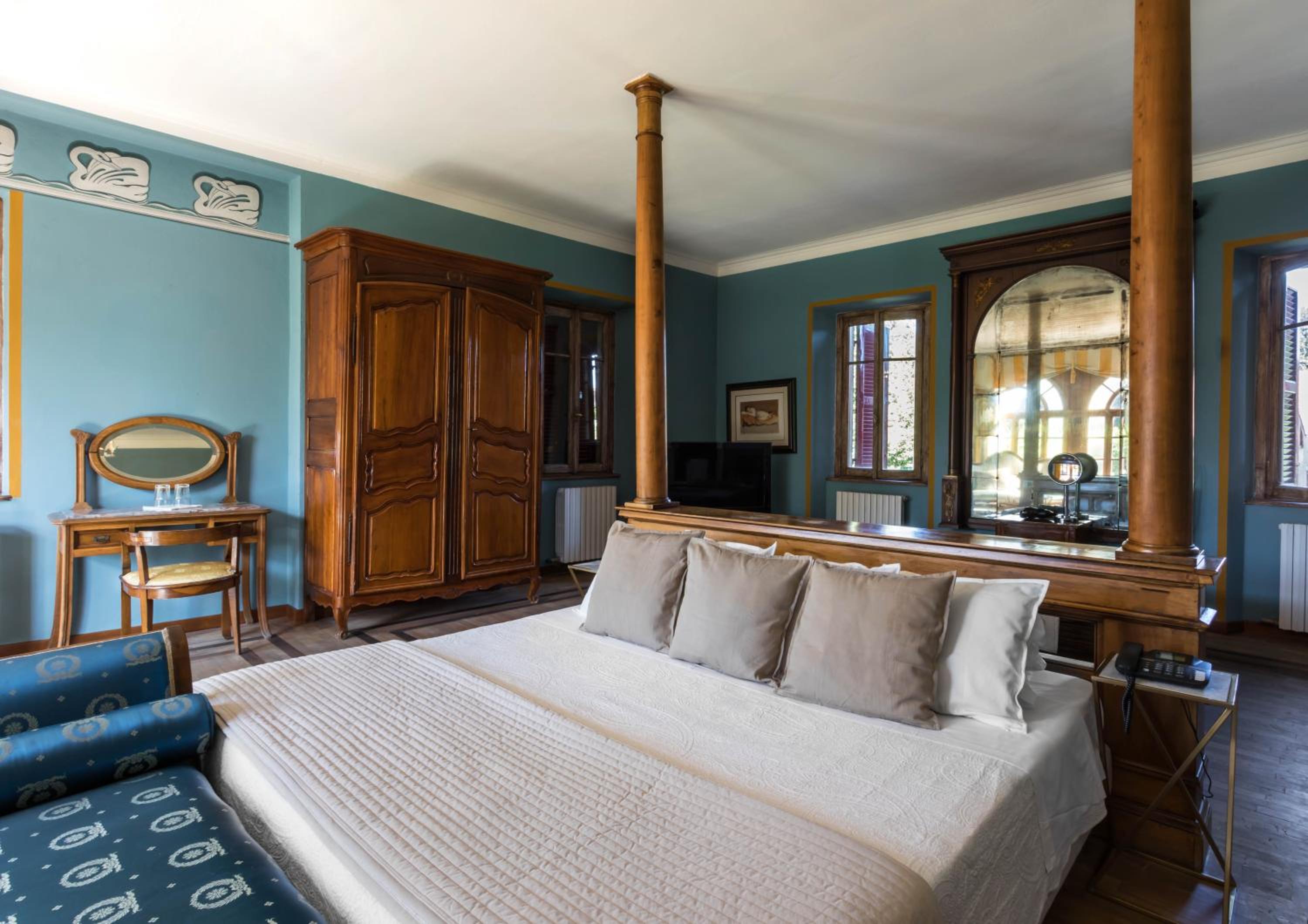 Suite - Photo 1