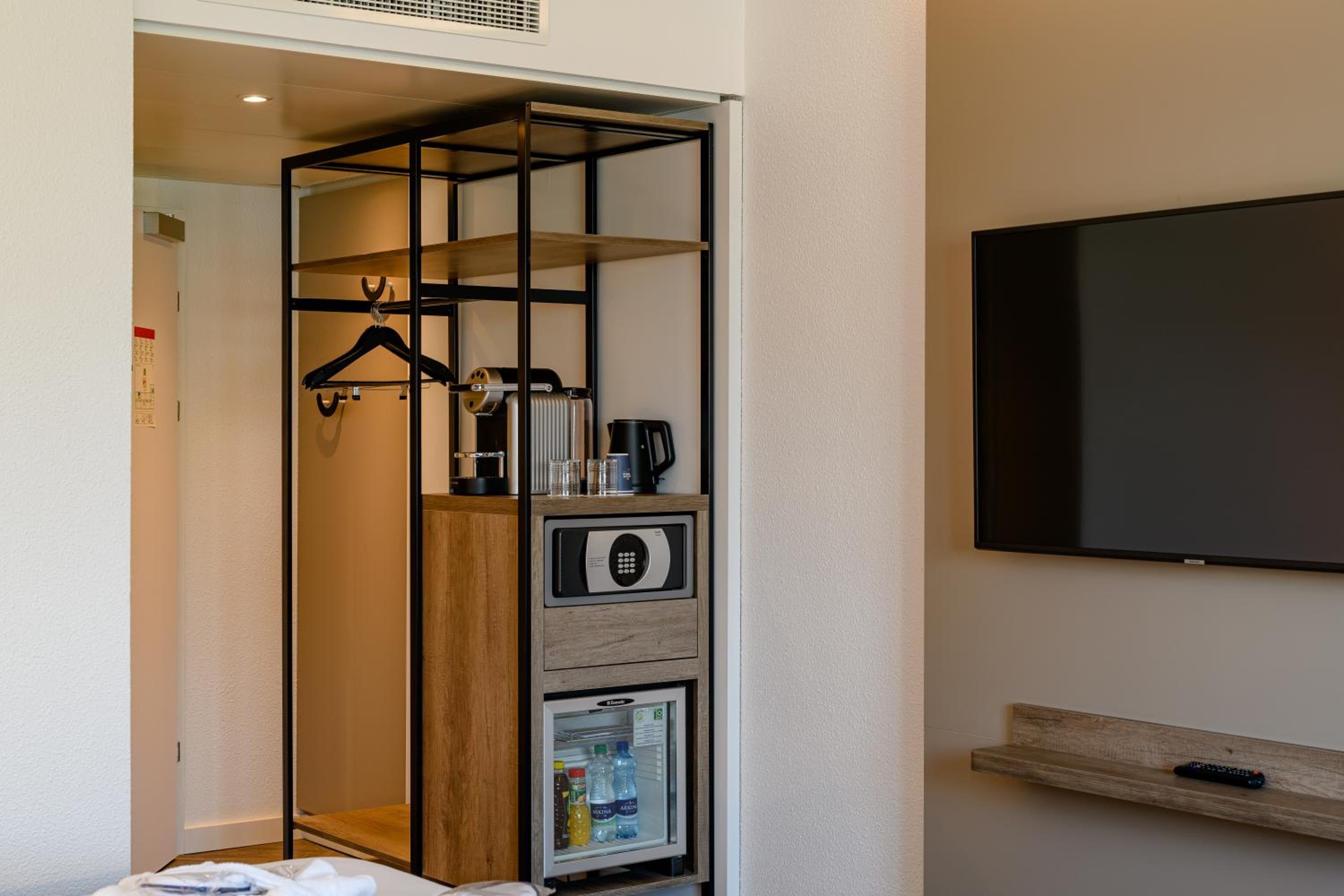 Executive Room with 1 Queen Bed and Sofa - Photo 4
