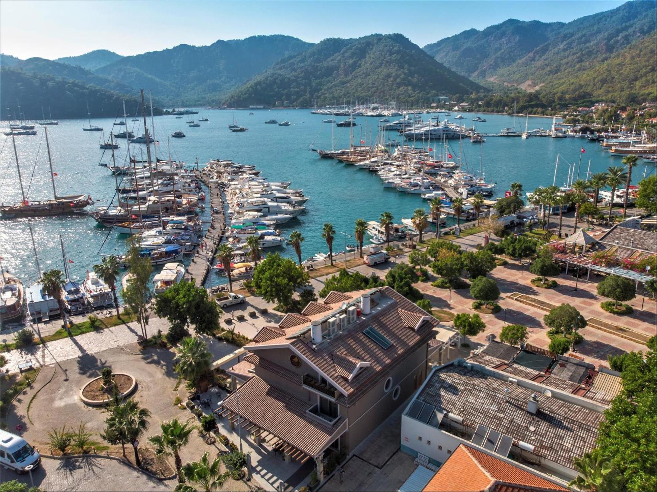 Deluxe Room with Sea and Marina View - Photo 18