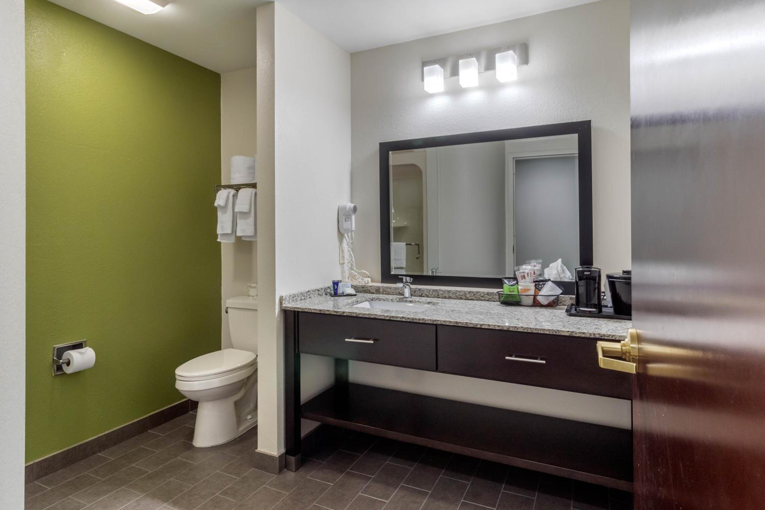 King Suite - Non-Smoking - Photo 2
