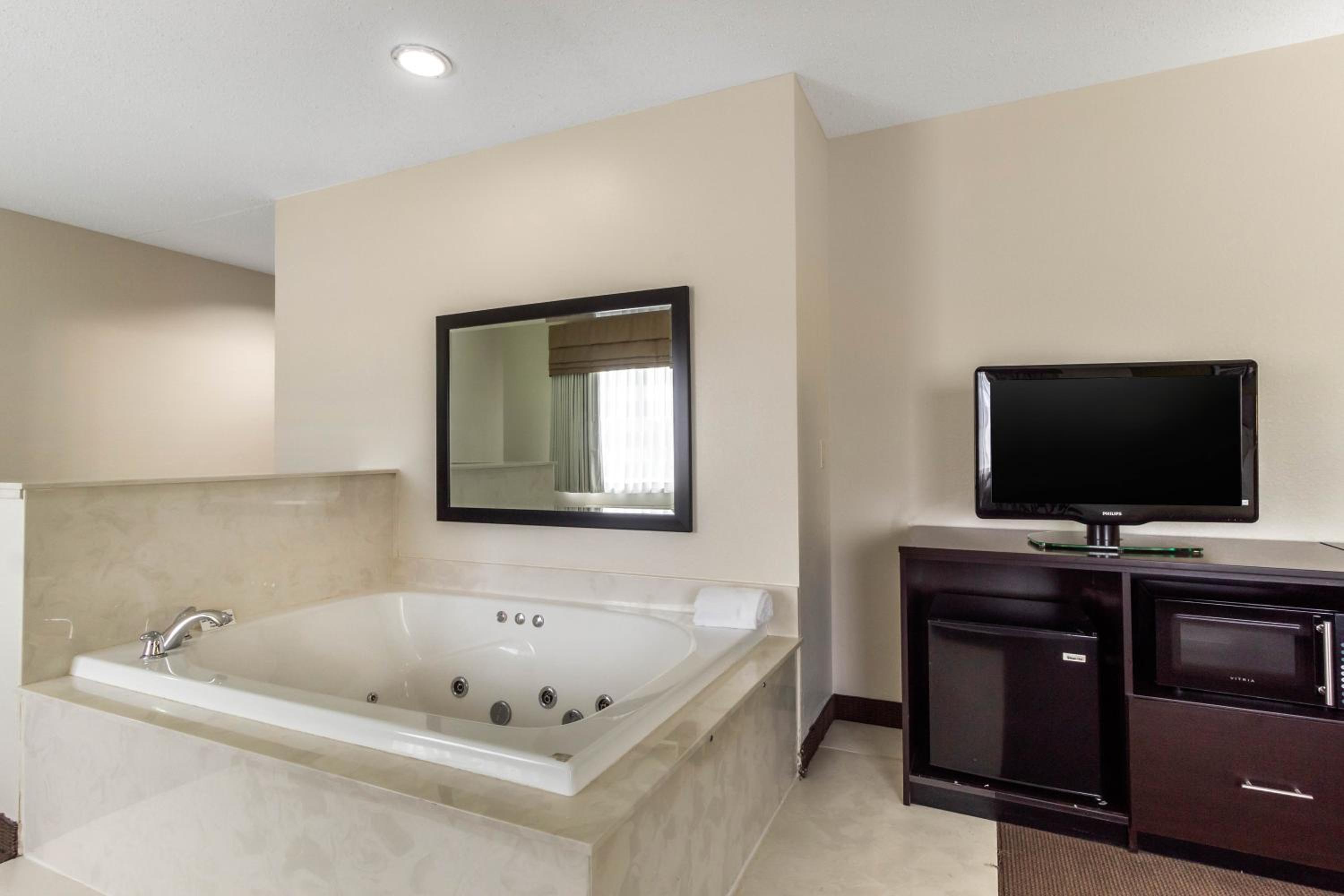 King Suite - Non-Smoking - Photo 5