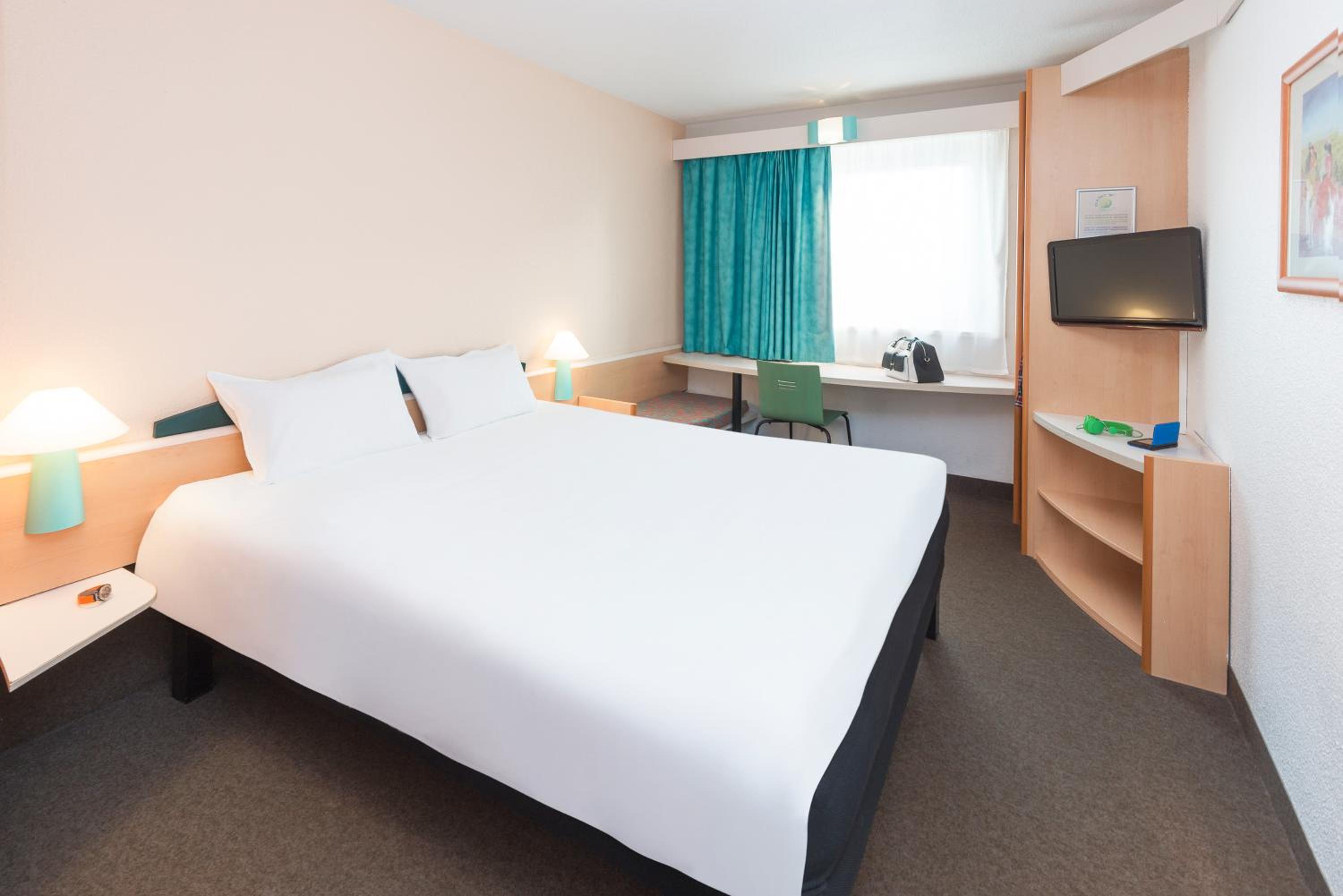 Double Room with new bedding - Photo 3
