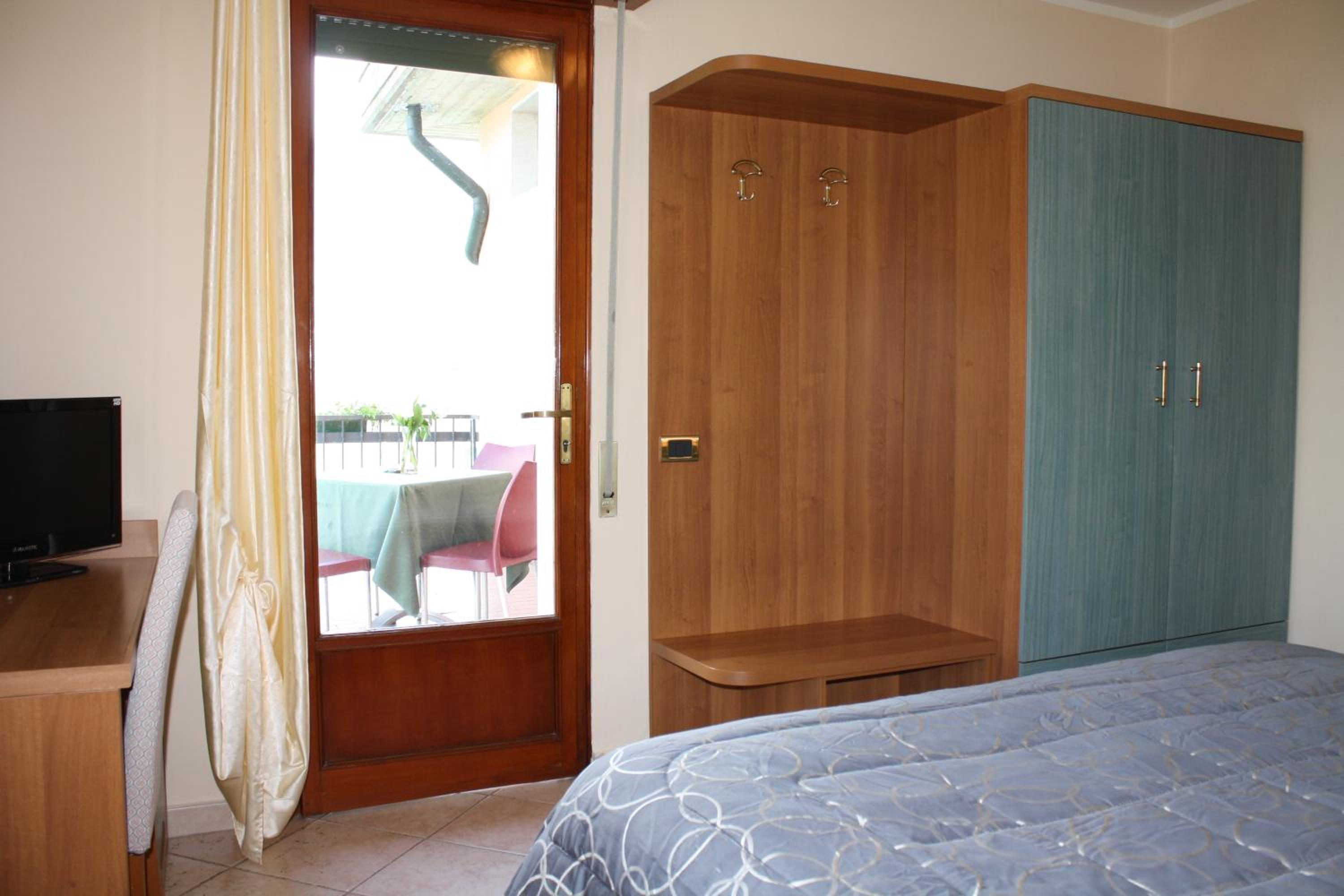 Double or Twin Room with Lake View - Photo 1