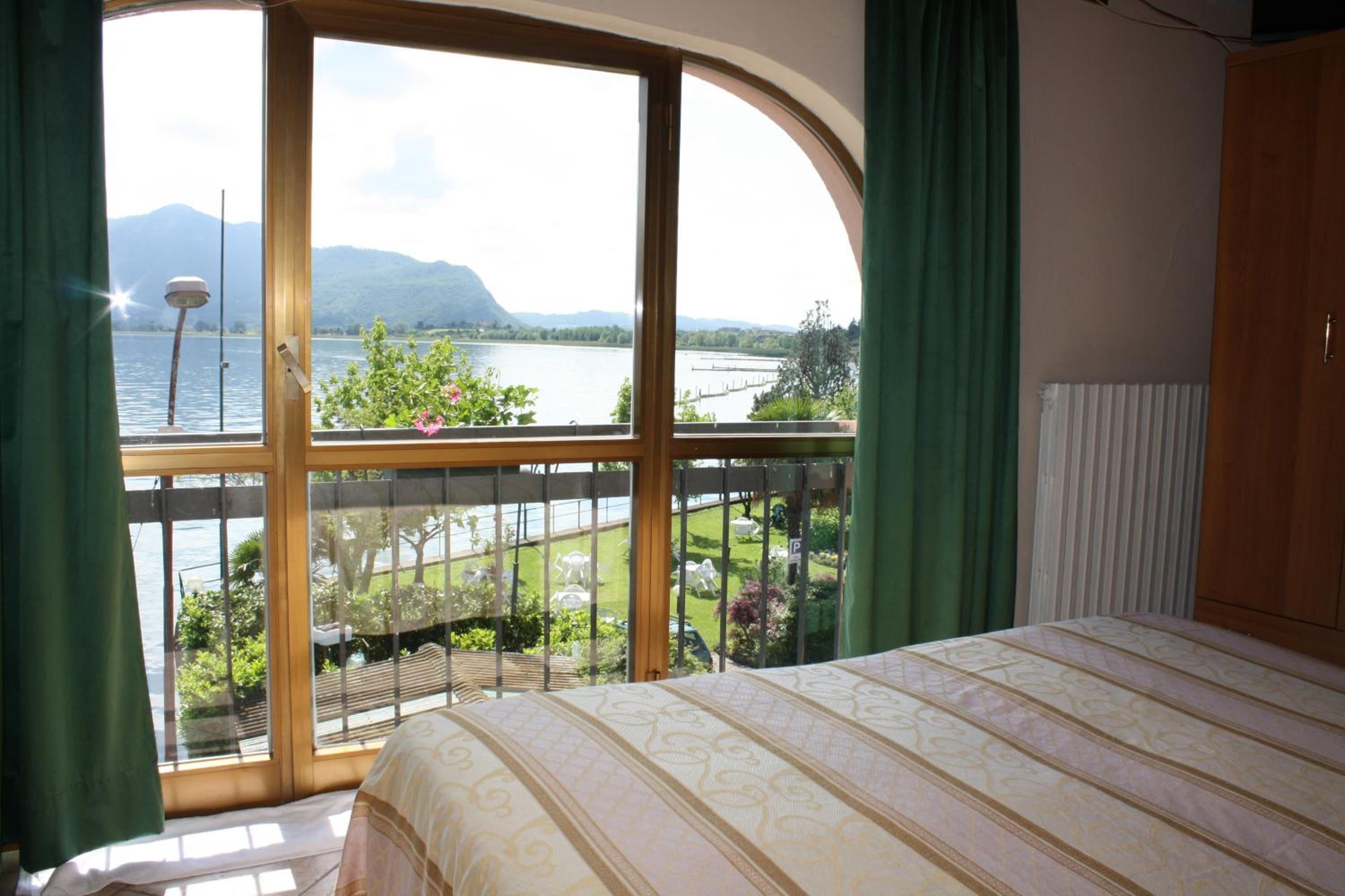 Double or Twin Room with Lake View - Photo 4