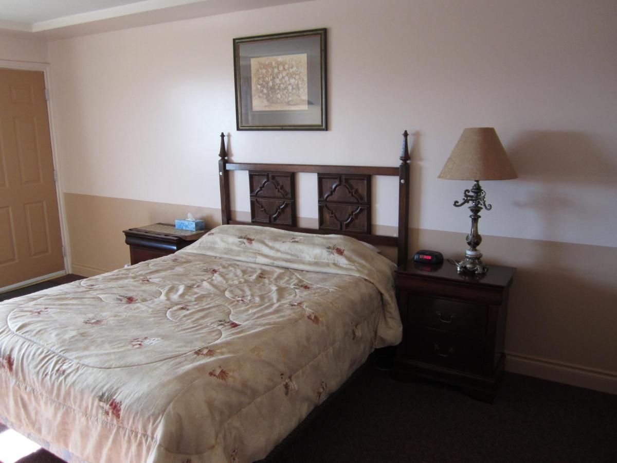Queen Room photo 2