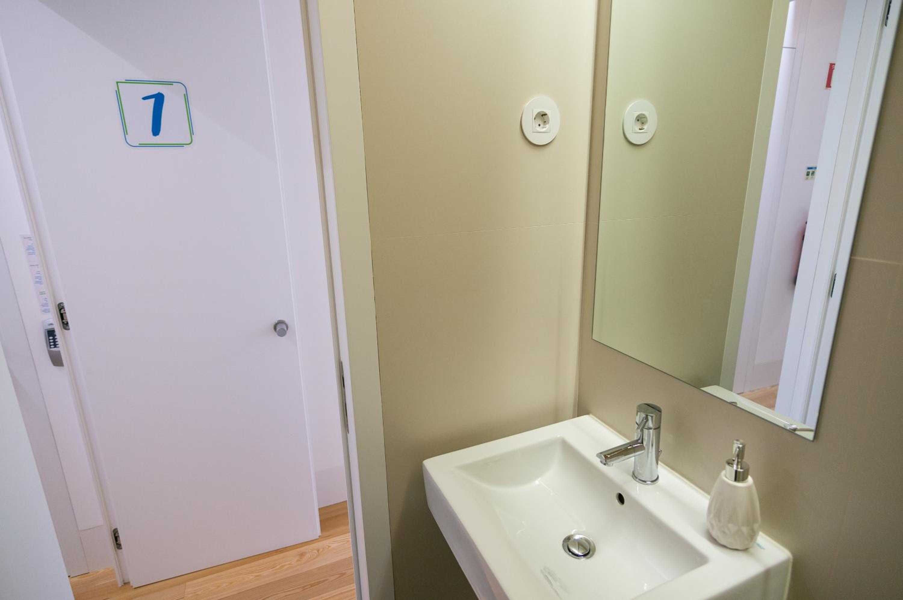 Deluxe Double Room with Private Bathroom - Photo 7