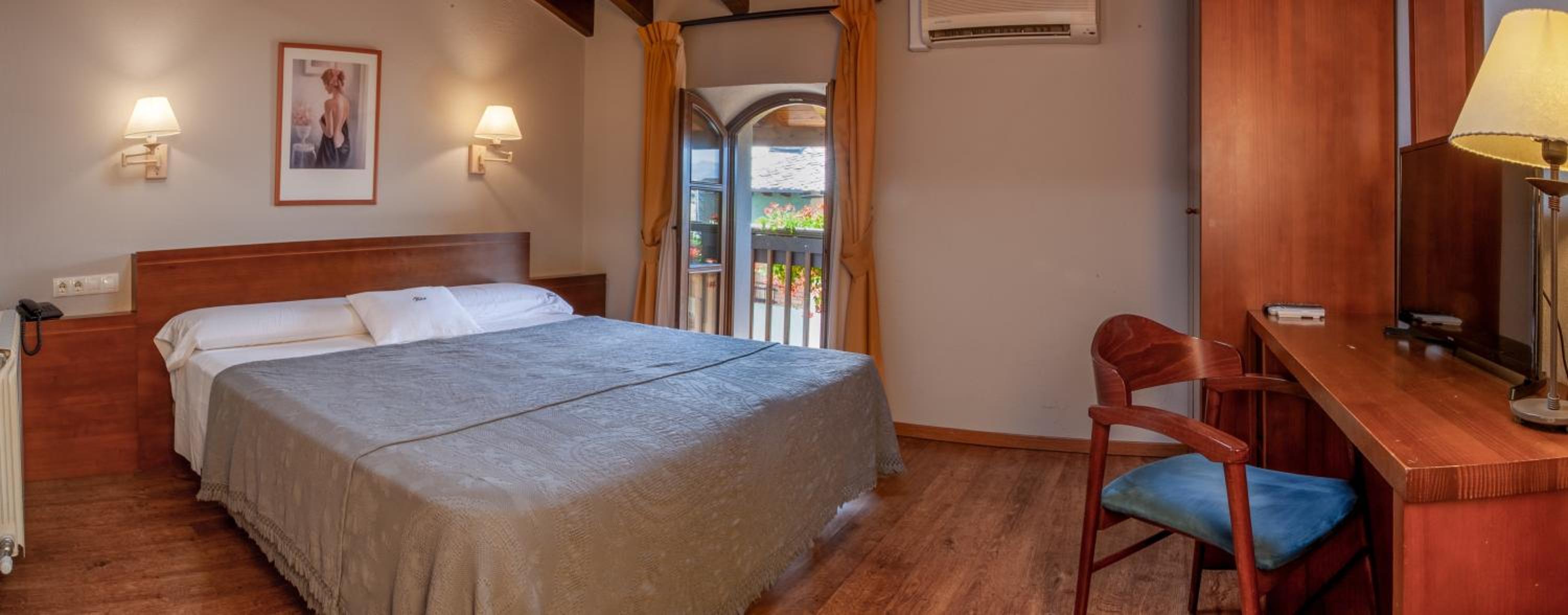 Double or Twin Room with Mountain View - Photo 2